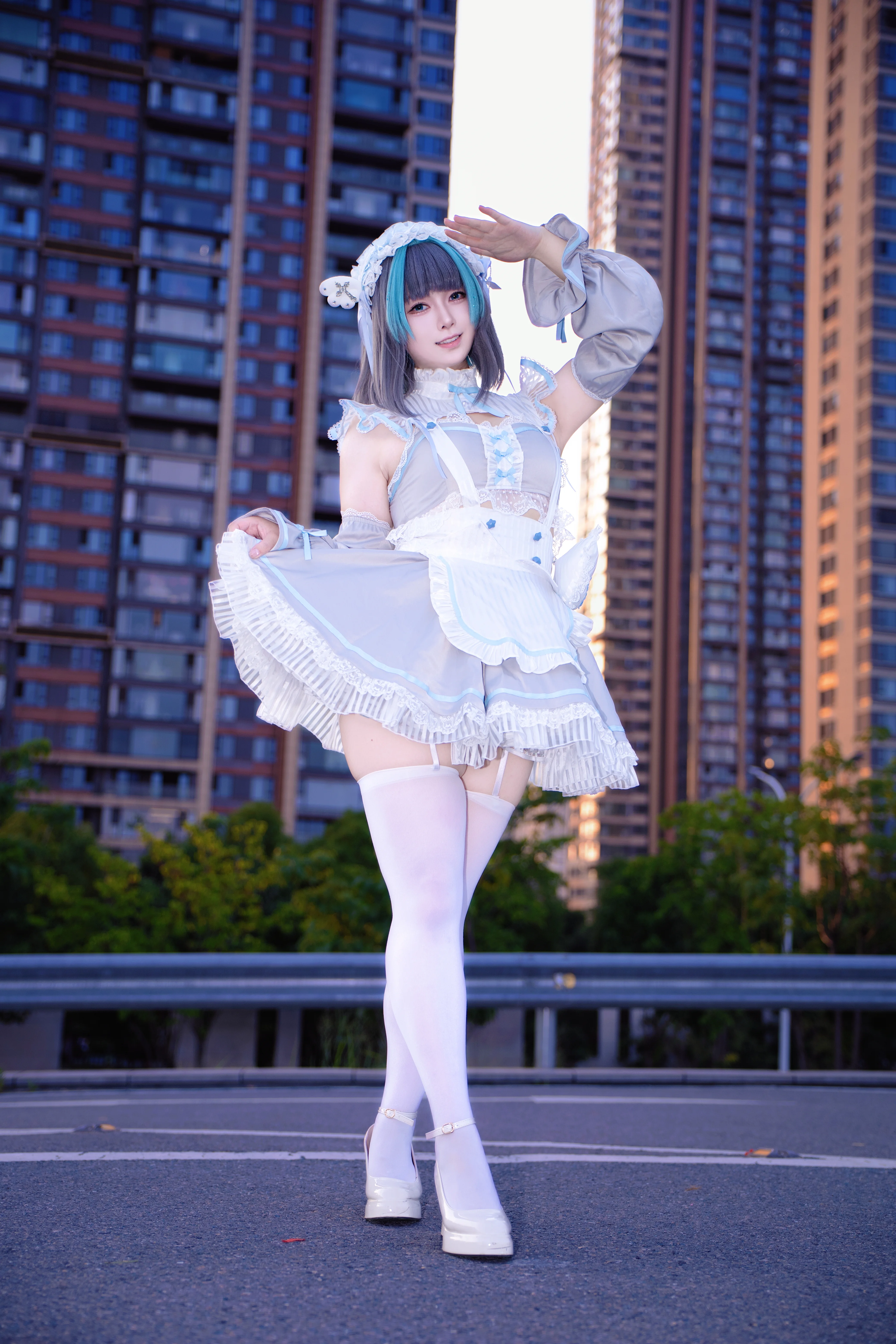 【チェシャー コスプレ】アズールレーン 夕暮れのストリートスナップ、軽やかな裾と純白のガーターストッキング - 1 枚目