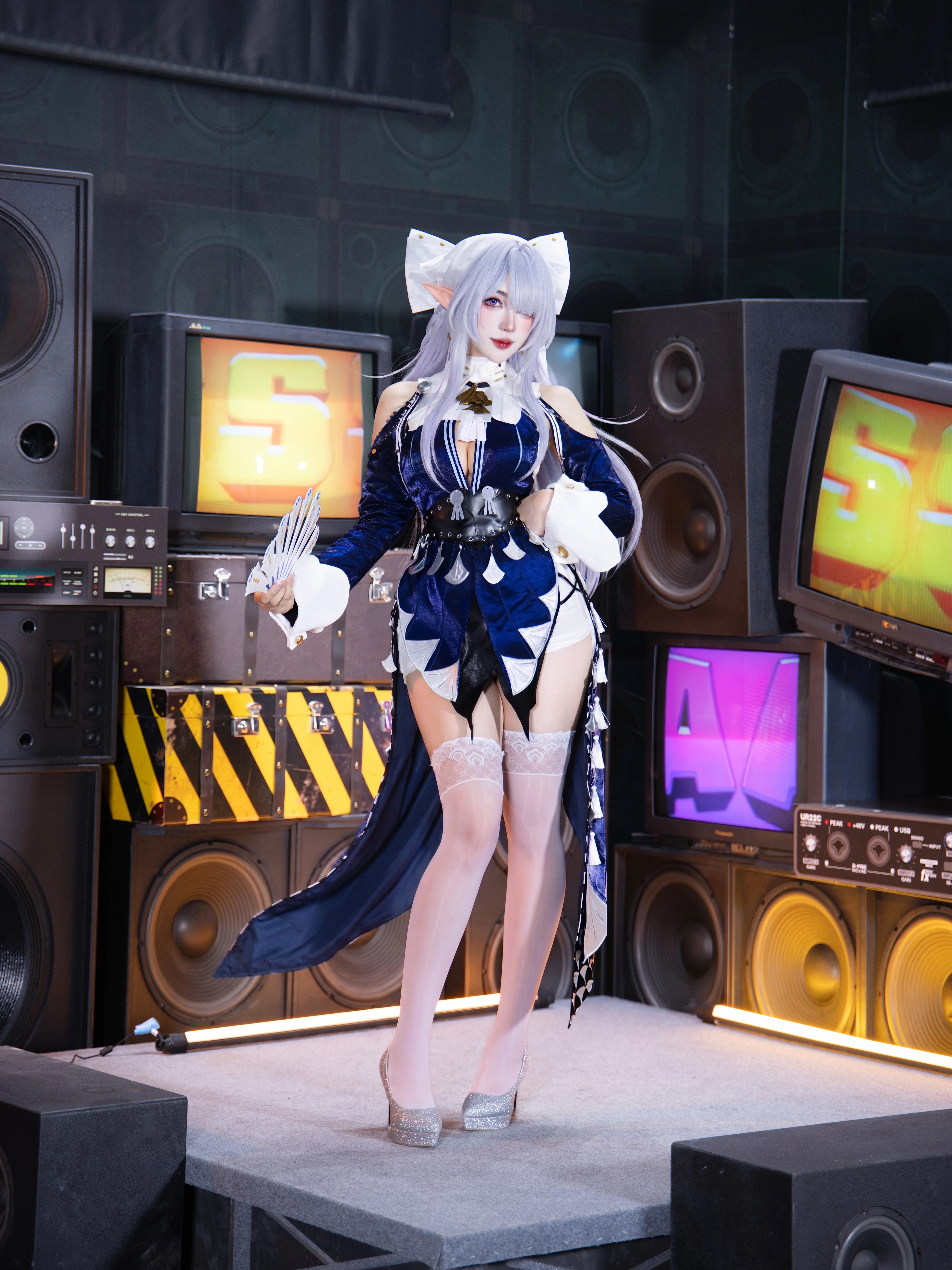 【维琳娜cos】绝区零的银发偶像，棚拍氛围感拉满