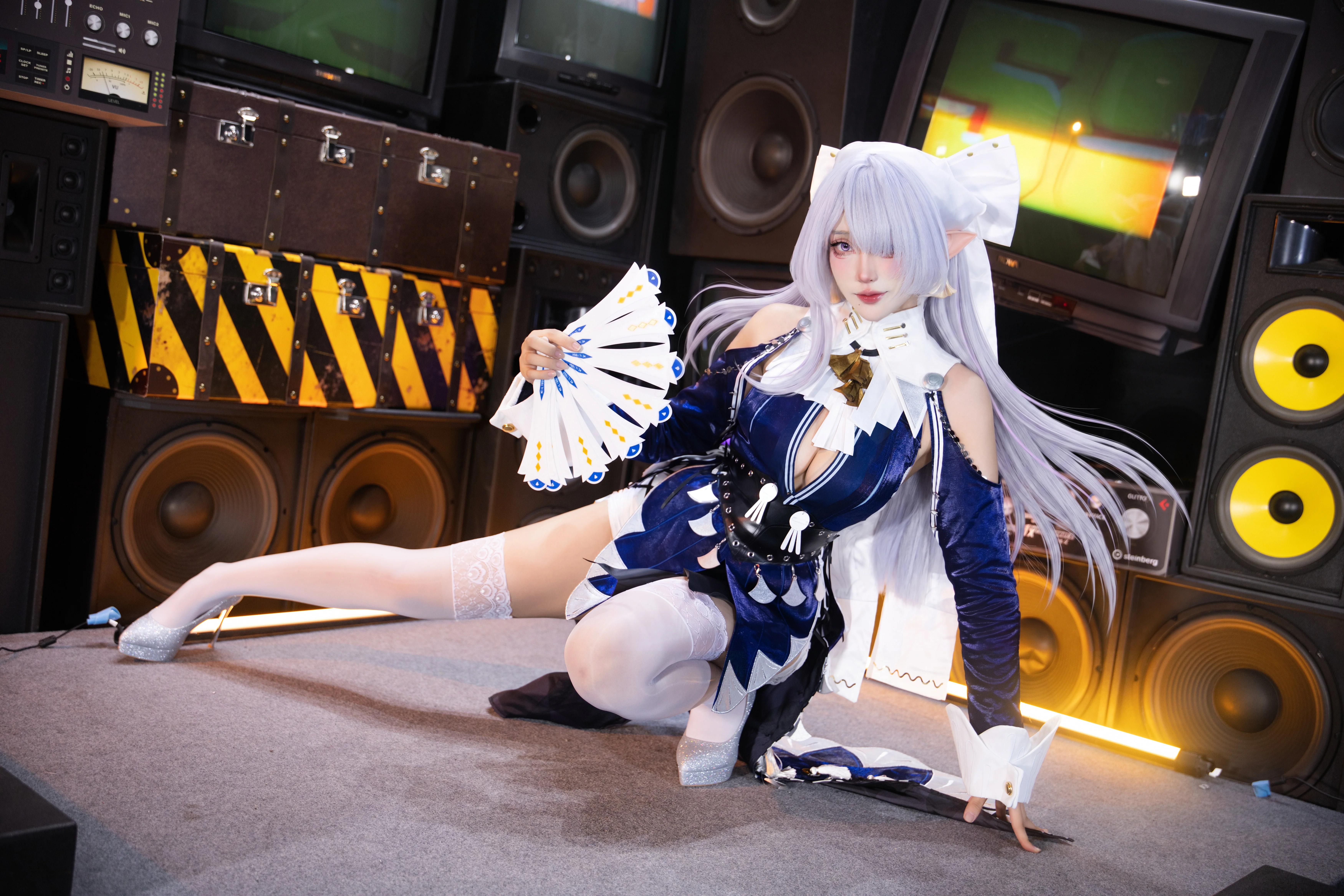 【ヴェリナのコスプレ】ゼンレスゾーンゼロのステージ、扇子とハイヒールのバランス美学 - 2 枚目