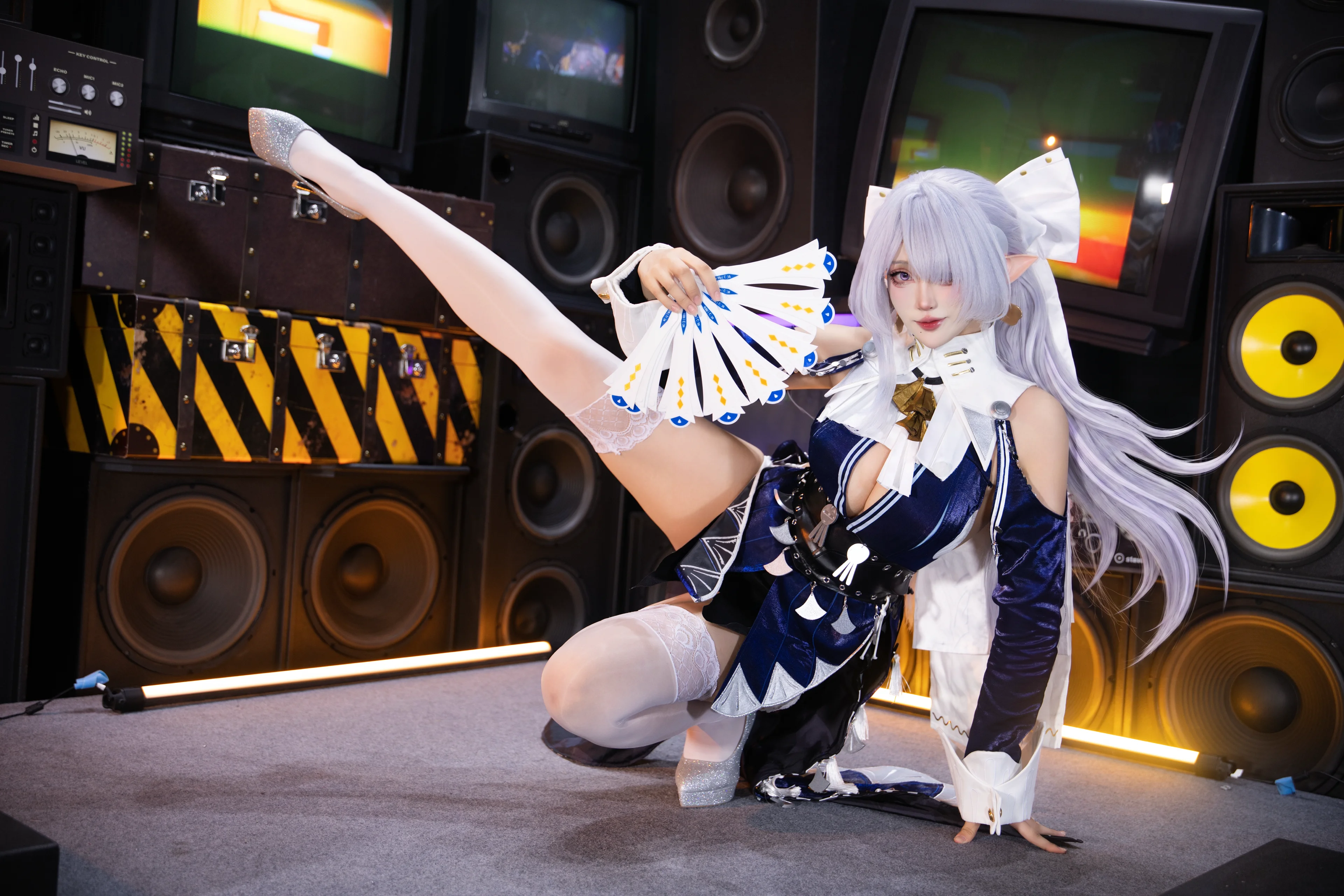 【ヴェリナのコスプレ】ゼンレスゾーンゼロのステージ、扇子とハイヒールのバランス美学