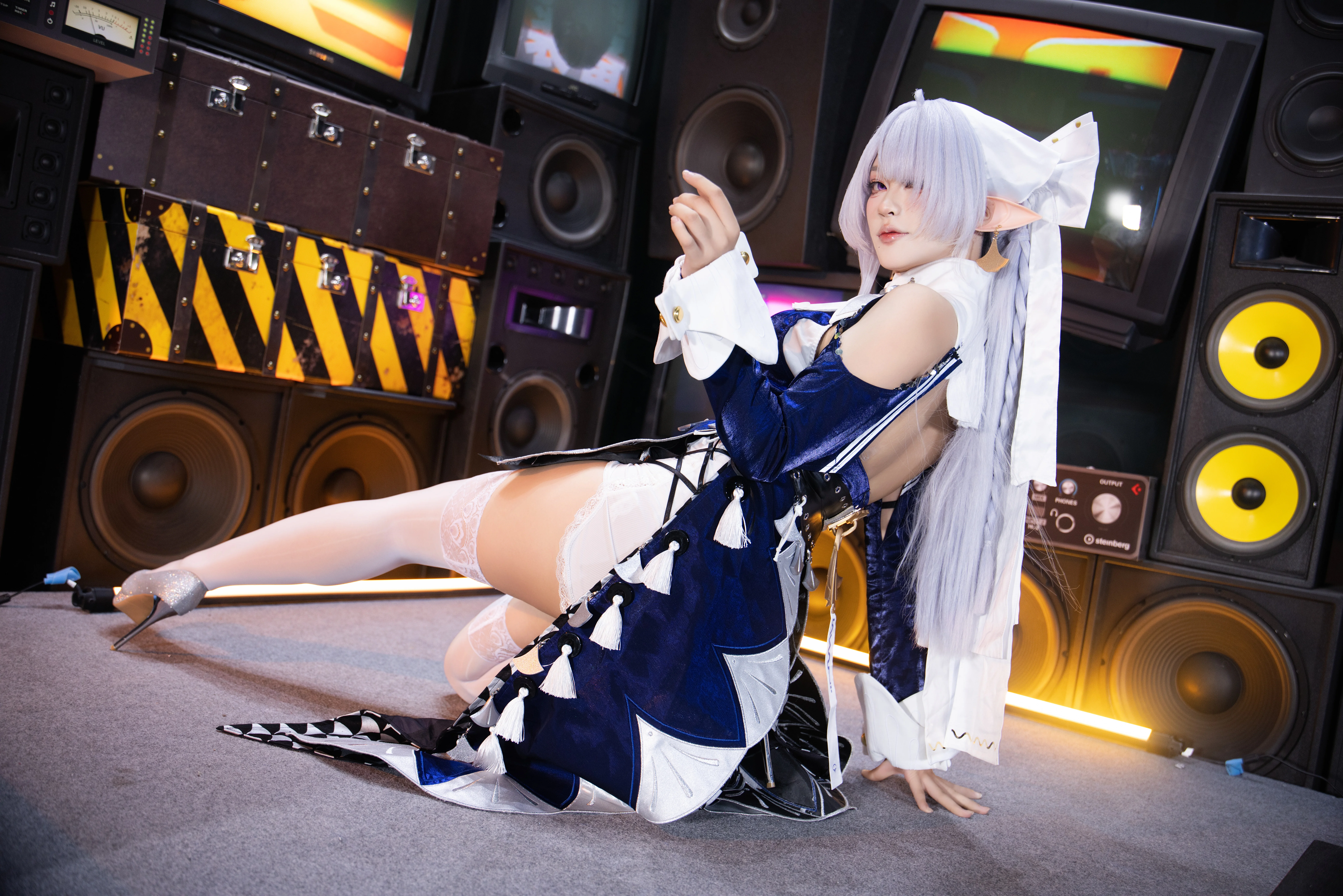 【ヴェリナのコスプレ】ゼンレスゾーンゼロのステージ、扇子とハイヒールのバランス美学 - 4 枚目