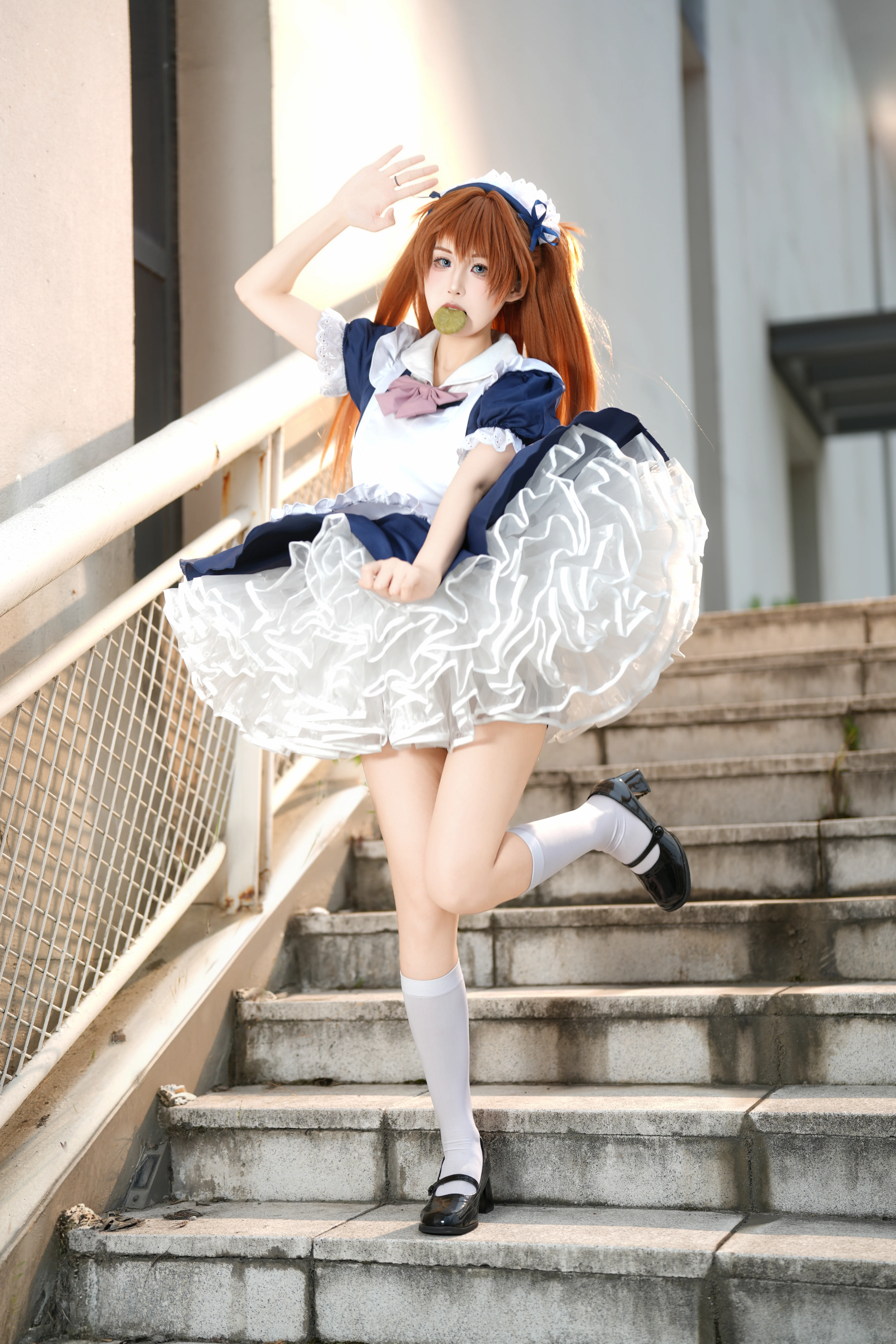【明日香cos】EVA女仆装出街，阳光下的楼梯随拍