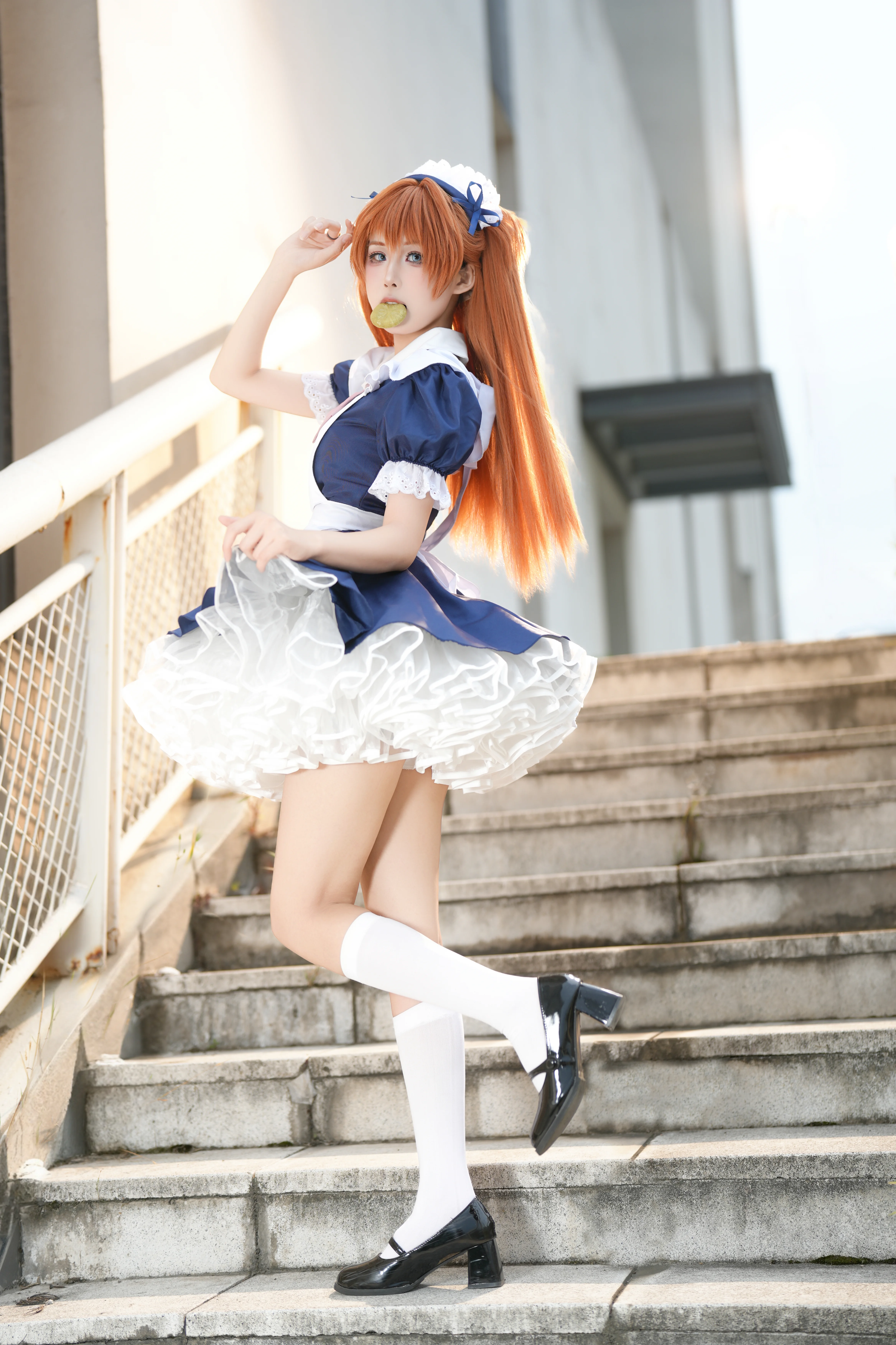 【明日香cos】EVA女仆装出街，阳光下的楼梯随拍 - 第 2 张