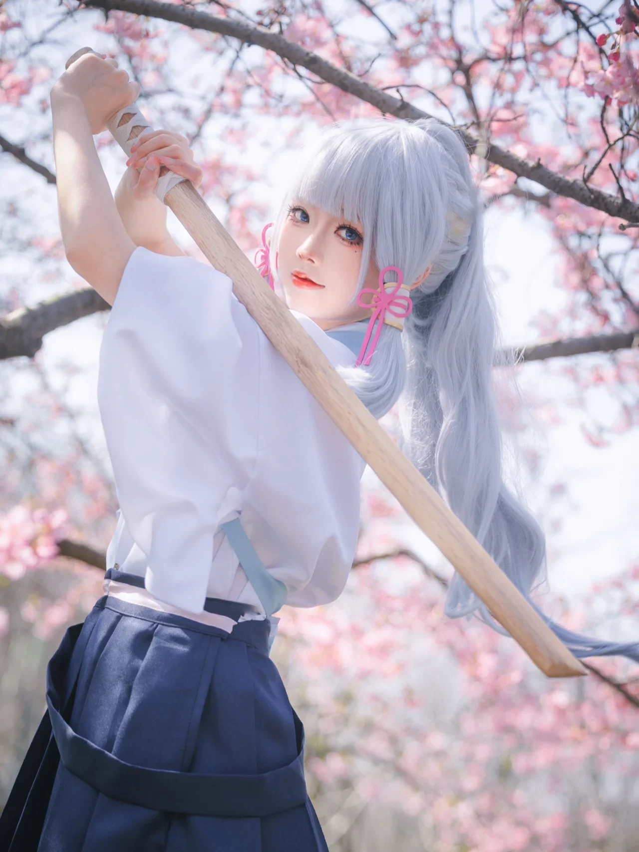【神里绫华cos】樱花树下的拔刀瞬间，还原白鹭公主的飒爽 - 第 1 张