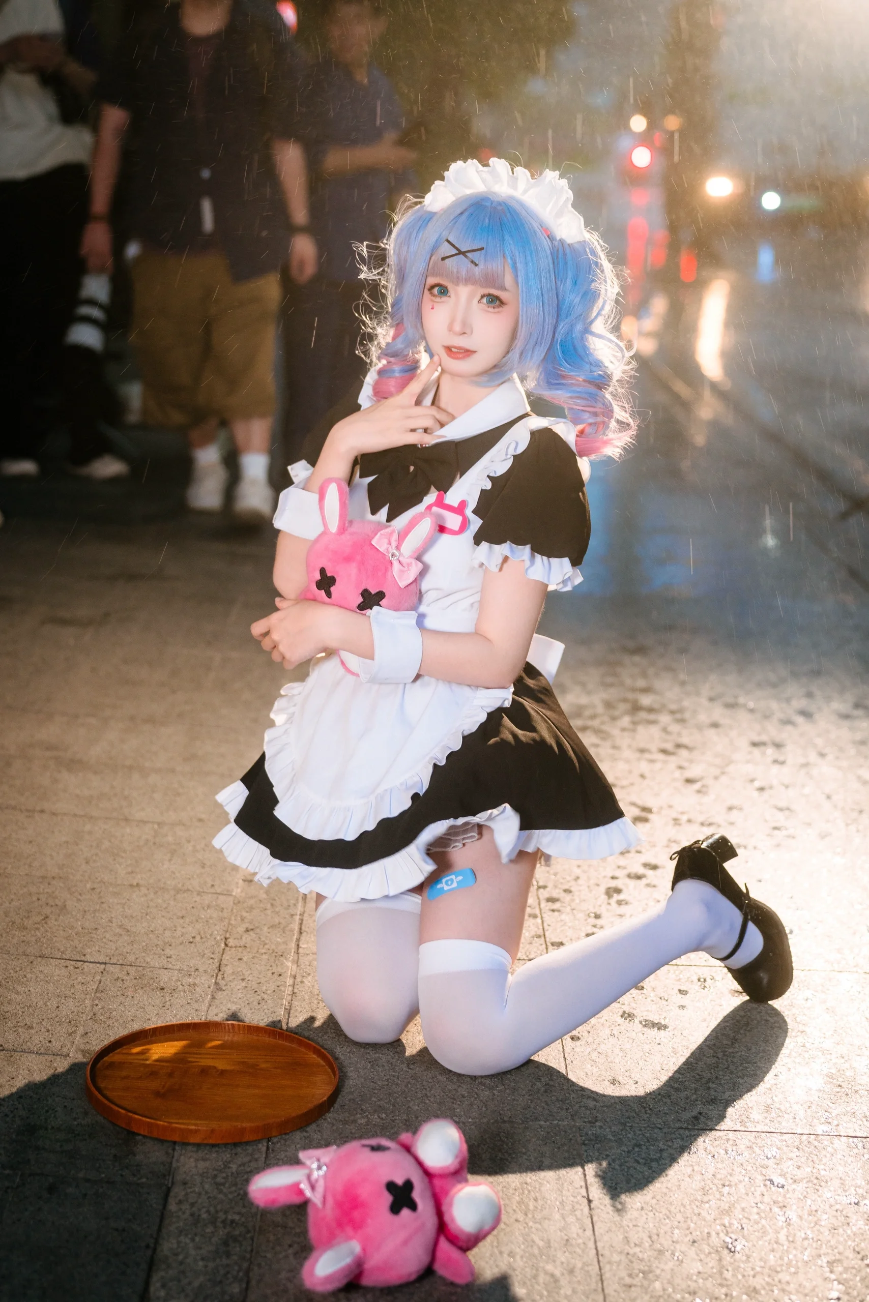 【初音未来cos】雨天萤火虫漫展，女仆装的躲雨瞬间 - 第 1 张