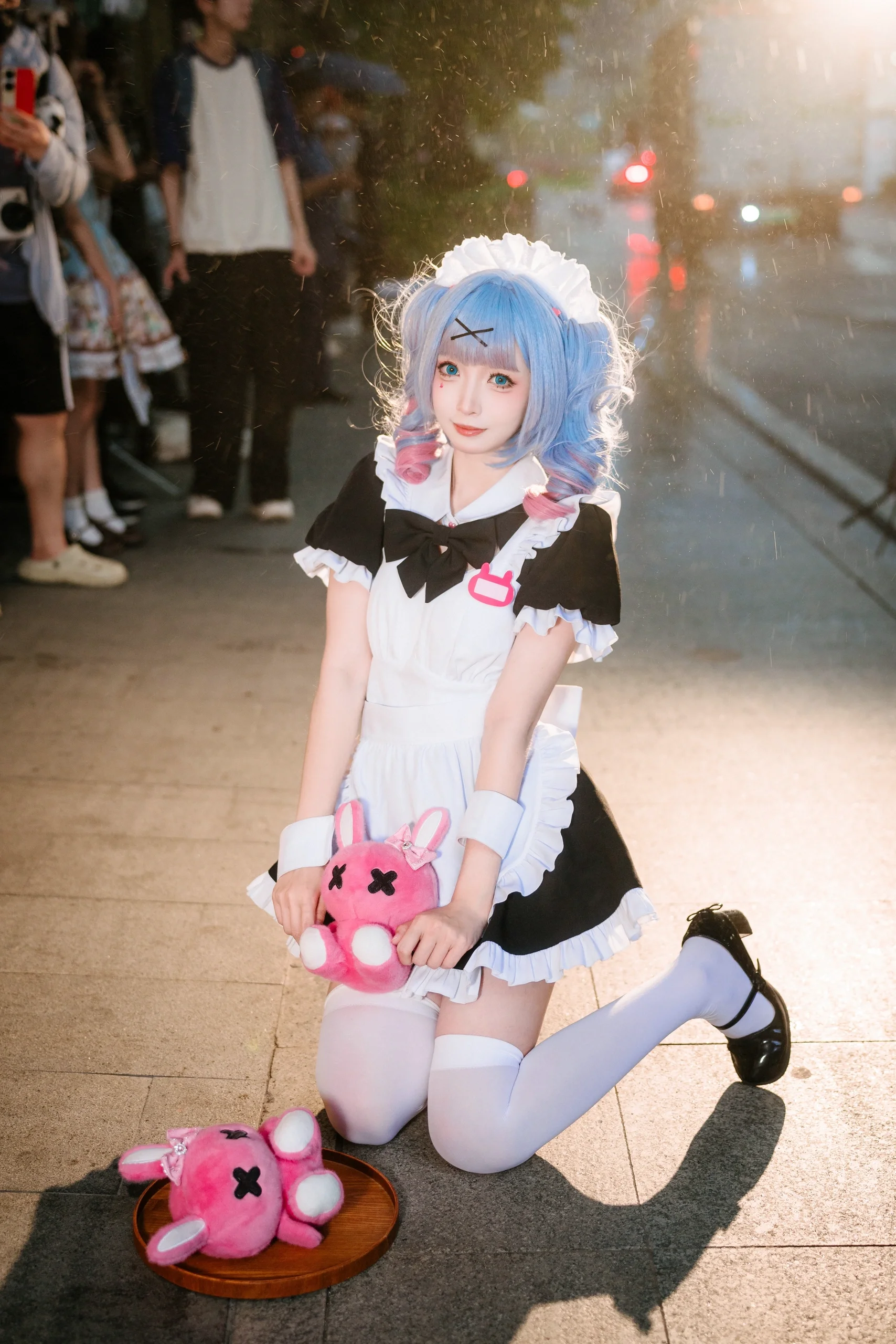 【初音未来cos】雨天萤火虫漫展，女仆装的躲雨瞬间 - 第 2 张