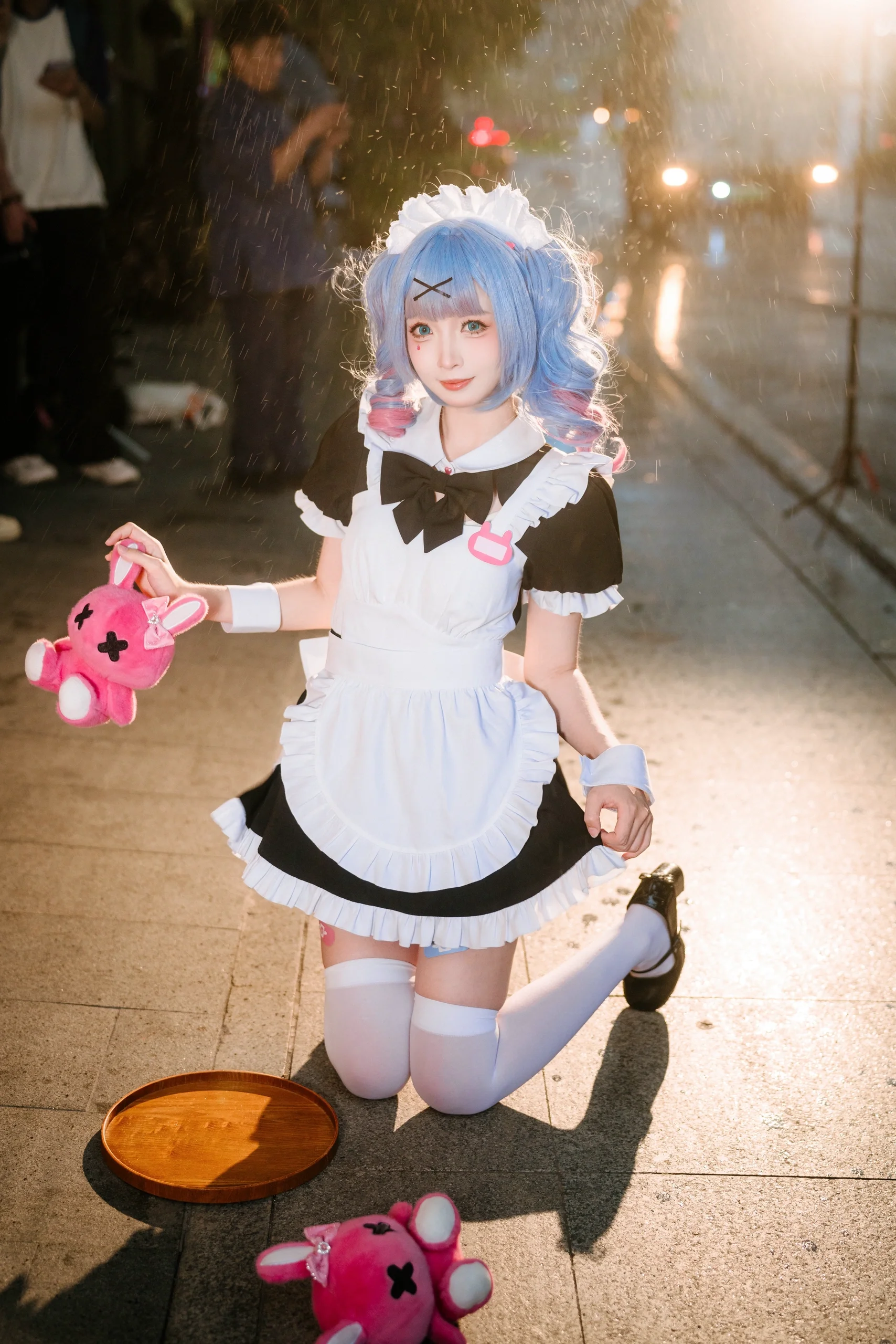 【初音未来cos】雨天萤火虫漫展，女仆装的躲雨瞬间 - 第 3 张