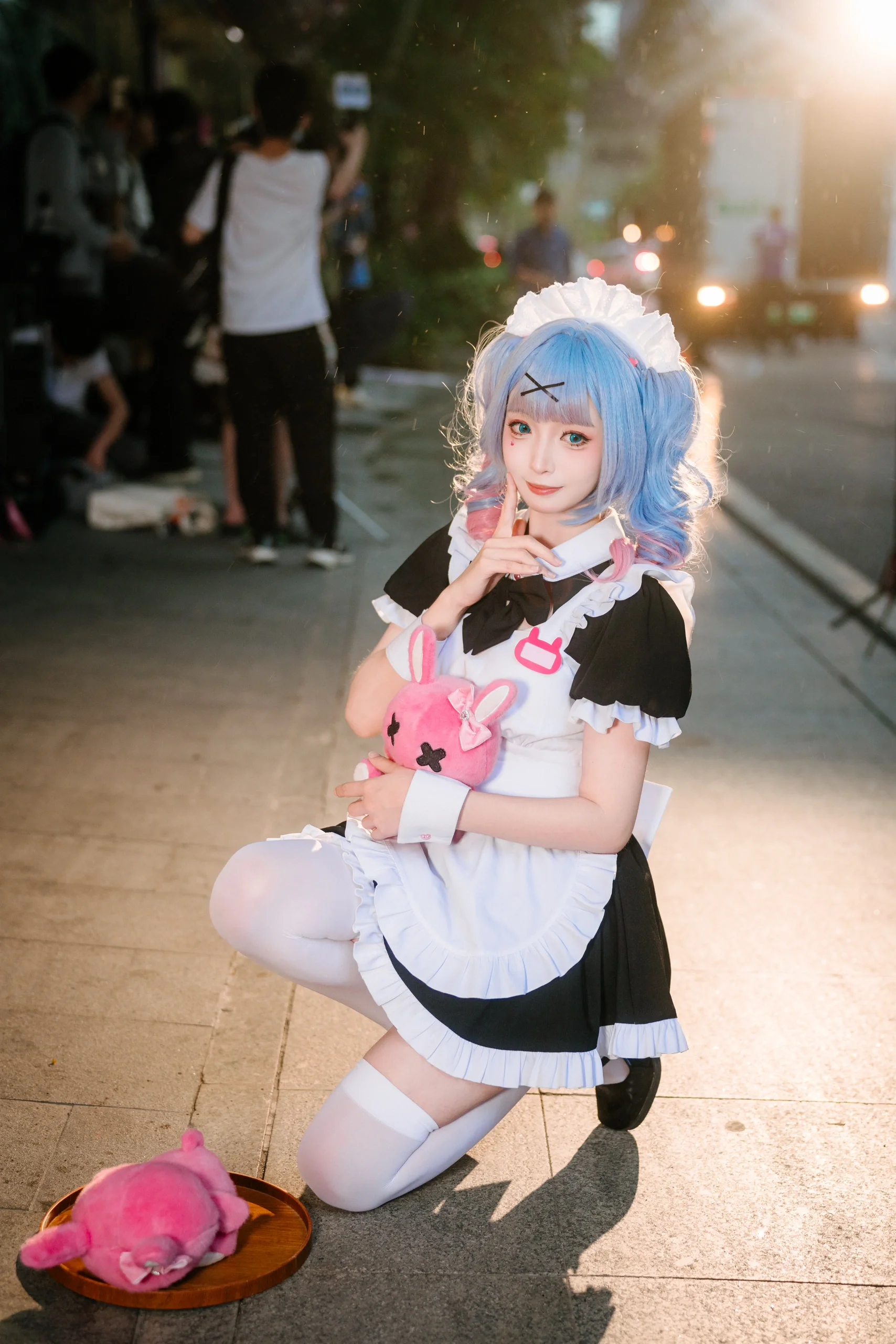 【初音未来cos】雨天萤火虫漫展，女仆装的躲雨瞬间 - 第 4 张