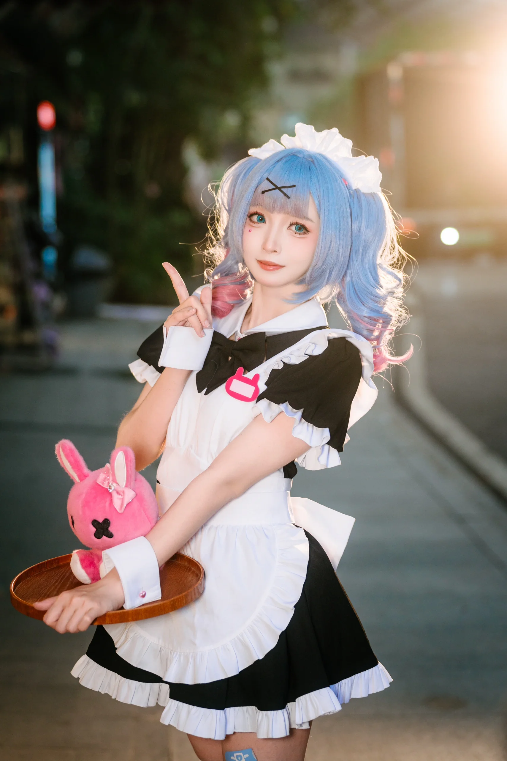 【初音未来cos】雨天萤火虫漫展，女仆装的躲雨瞬间 - 第 6 张