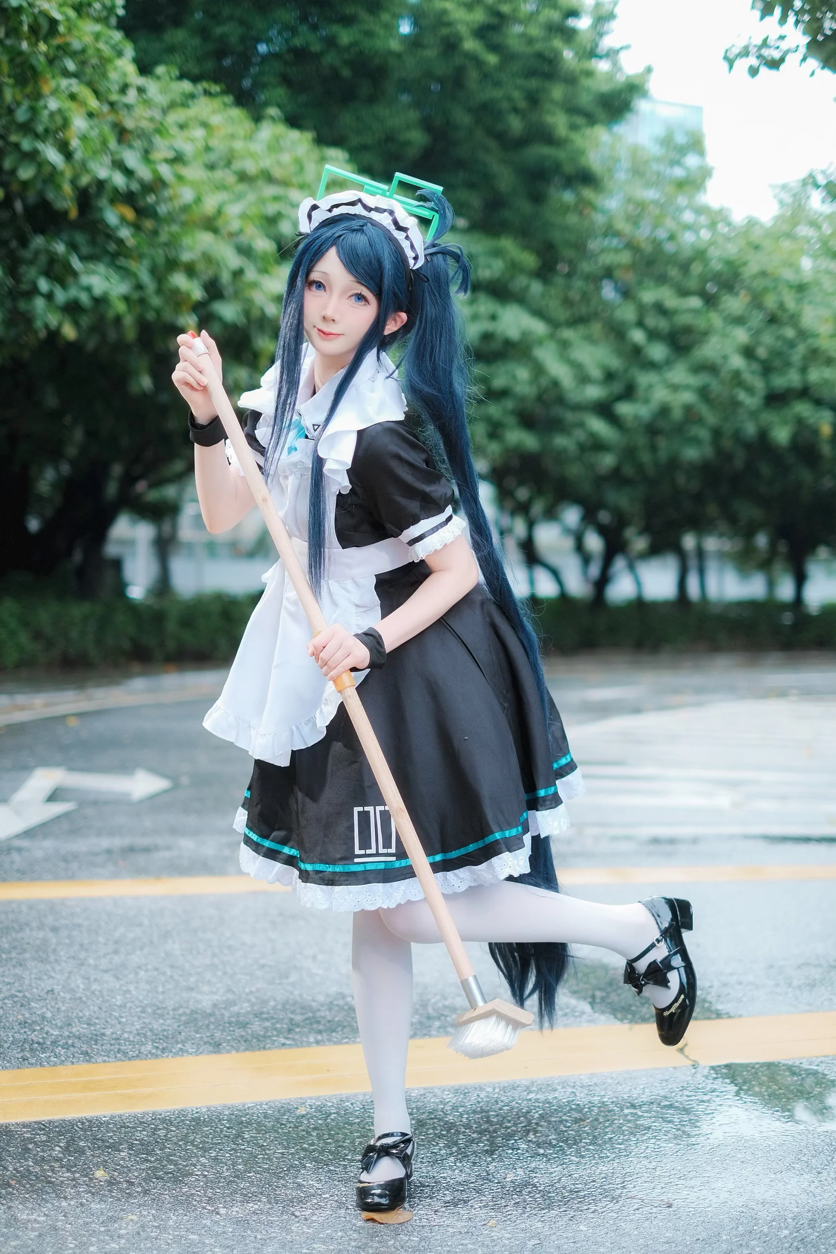 【天童愛麗絲cos】雨後的街道，帶上掃帚一起維護正義吧 - 第 5 張