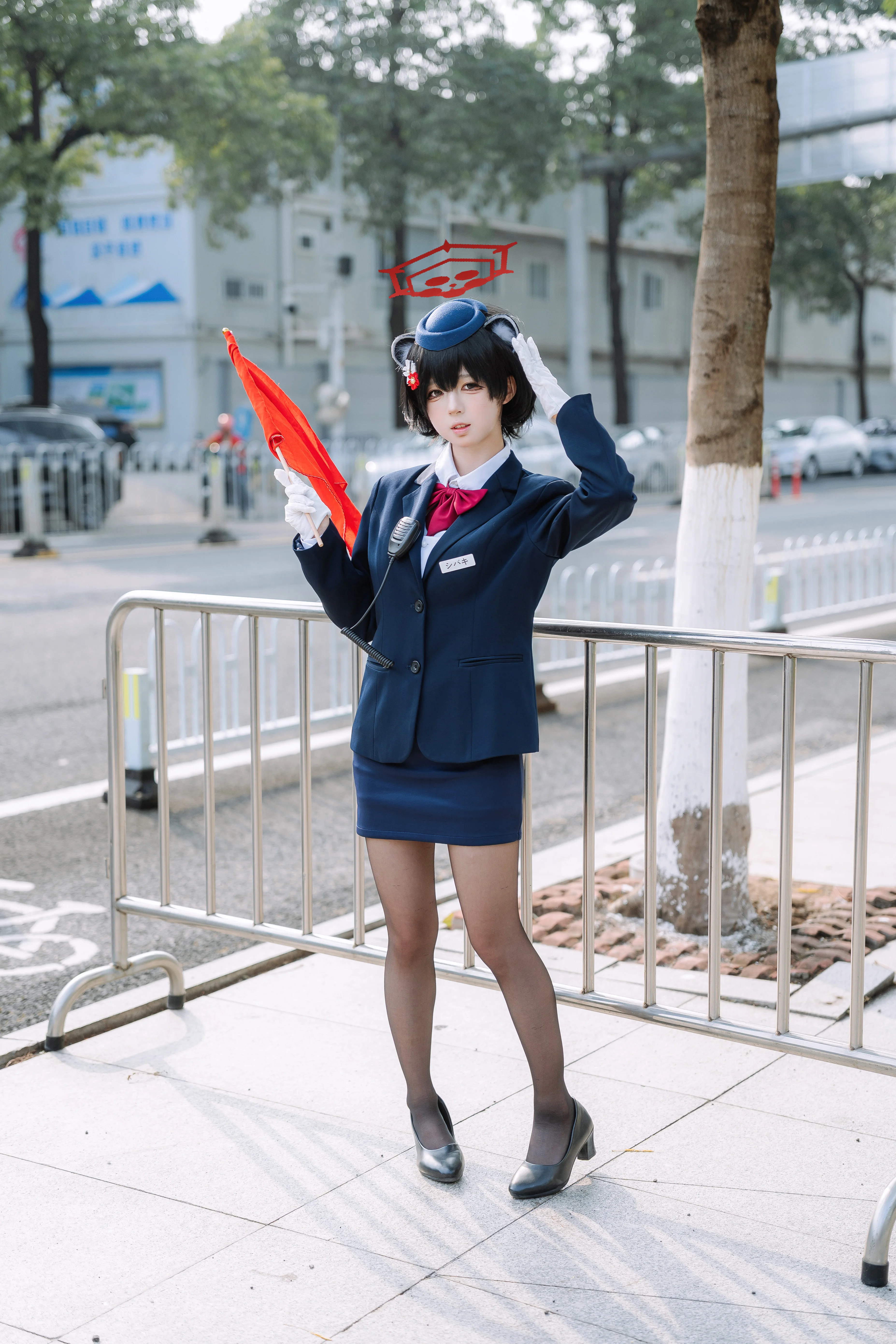 【ツバキ（案内役）コスプレ】ブルーアーカイブ冬のストリートスナップ、赤い信号旗の指揮日常