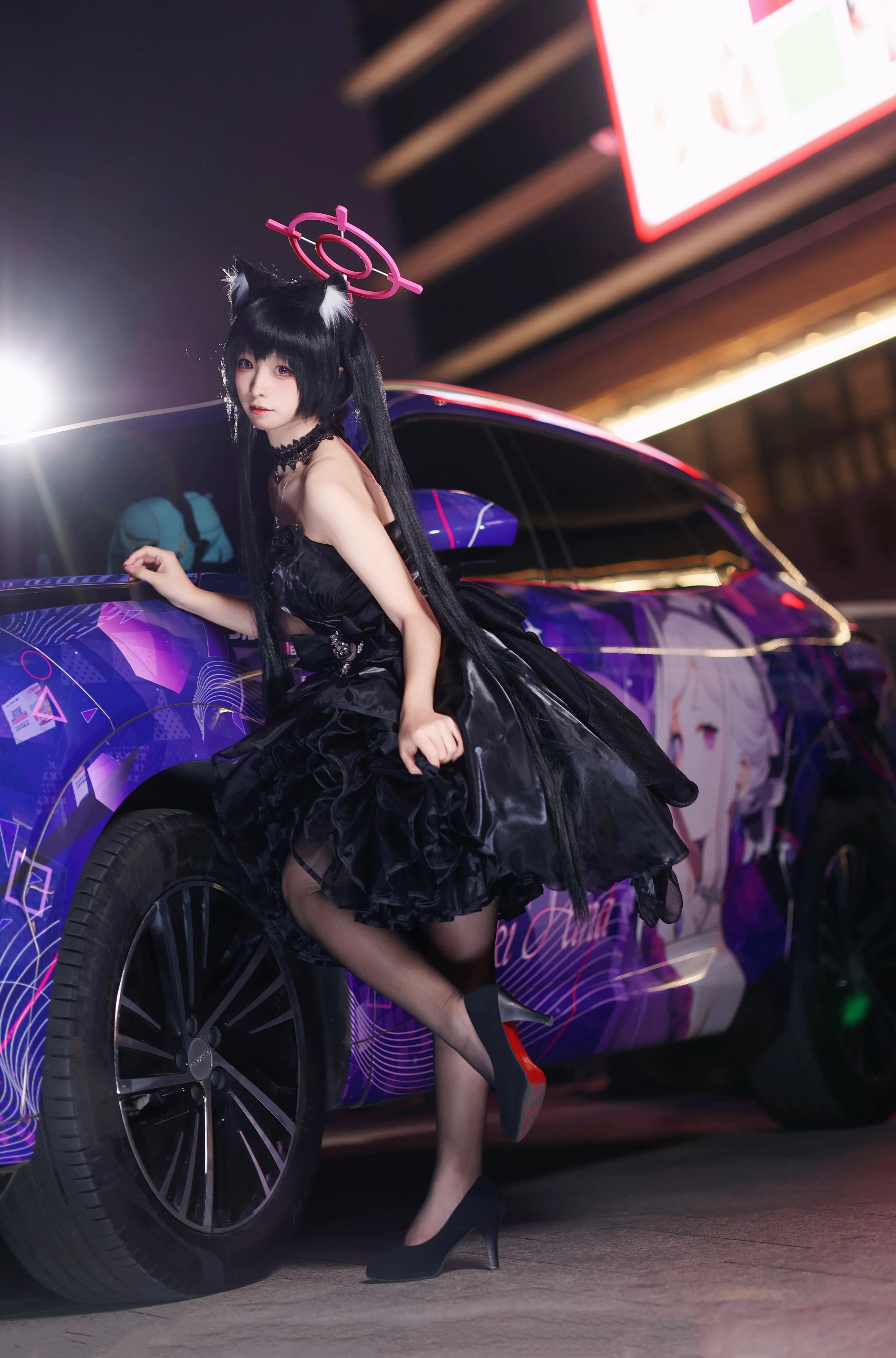 【黒見セリカ コスプレ】ドレスをまといヒナの痛車とパシャリ、広州ブルーアーカイブオンリーの夜 - 2 枚目