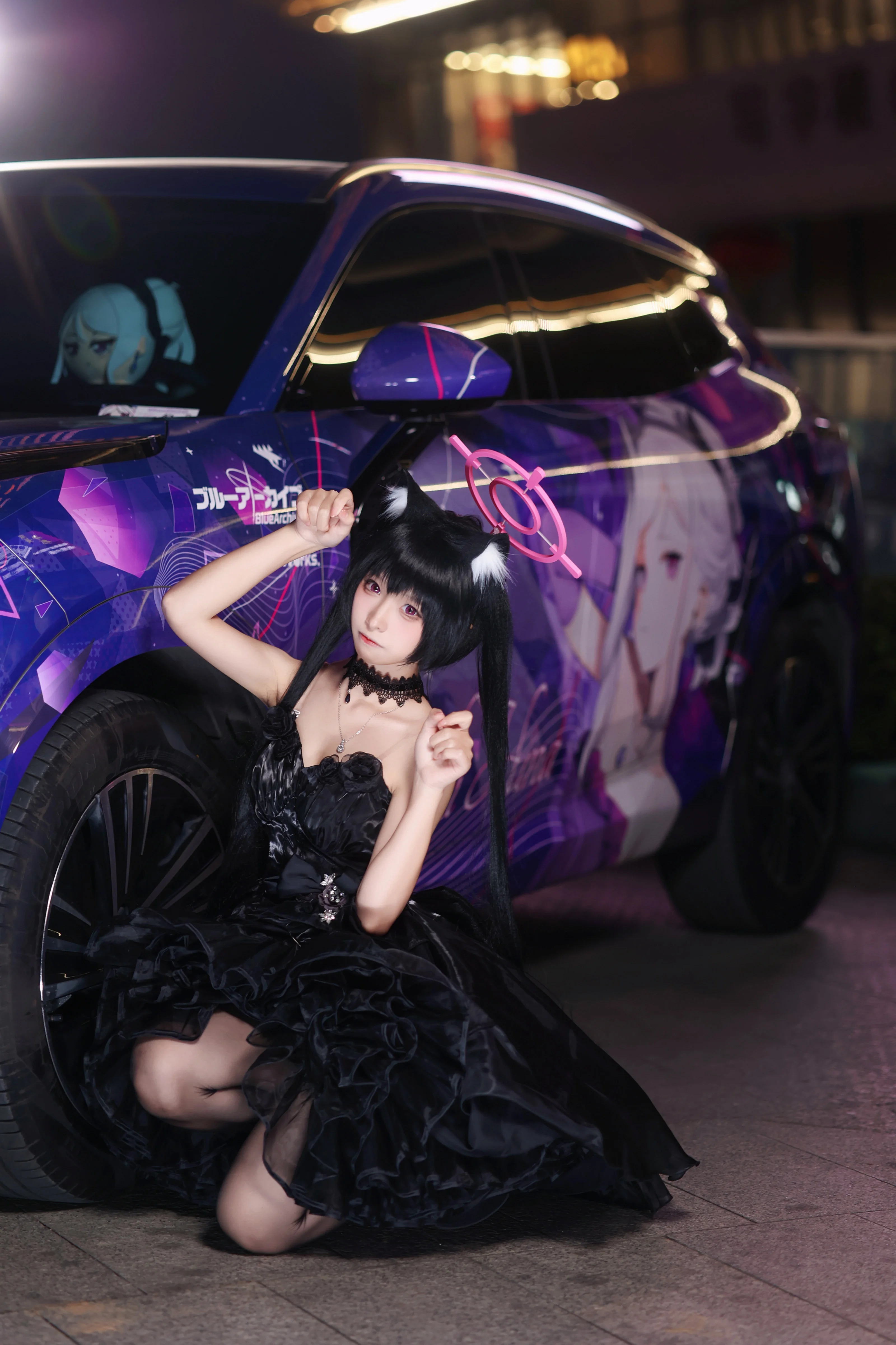 【黒見セリカ コスプレ】ドレスをまといヒナの痛車とパシャリ、広州ブルーアーカイブオンリーの夜 - 4 枚目