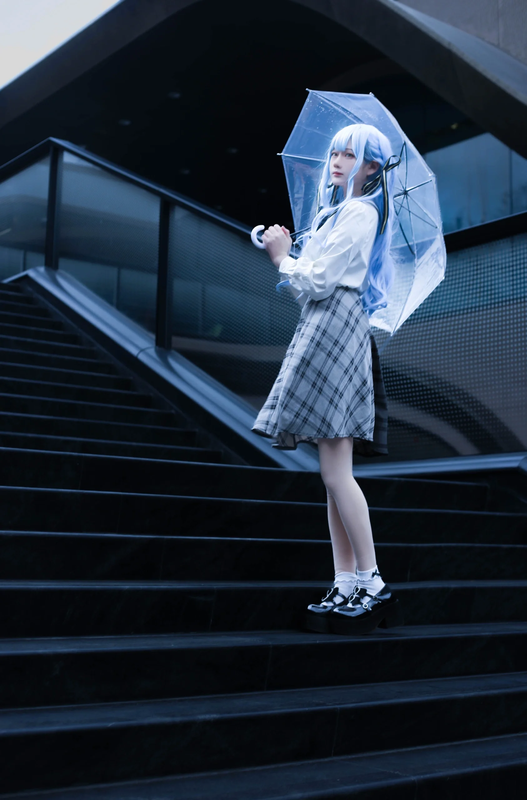 【丰川祥子cos】MyGO/AveMujica，雨中撑伞的蓝发少女