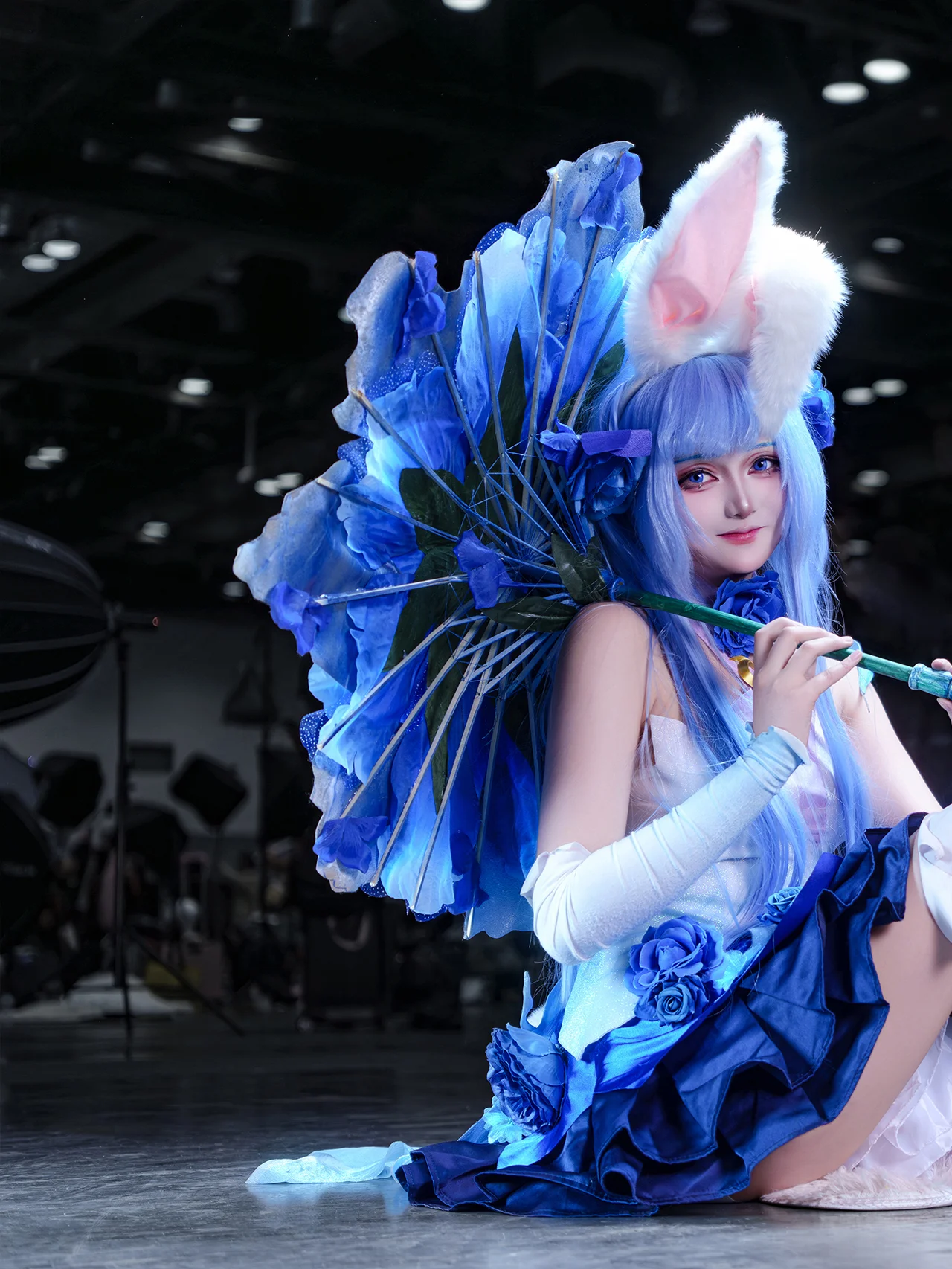 [Gongsun Li Cosplay] Honor of Kings Dance Among Flowers – Convention Moments of a Blue-Toned Rabbit-Eared Girl