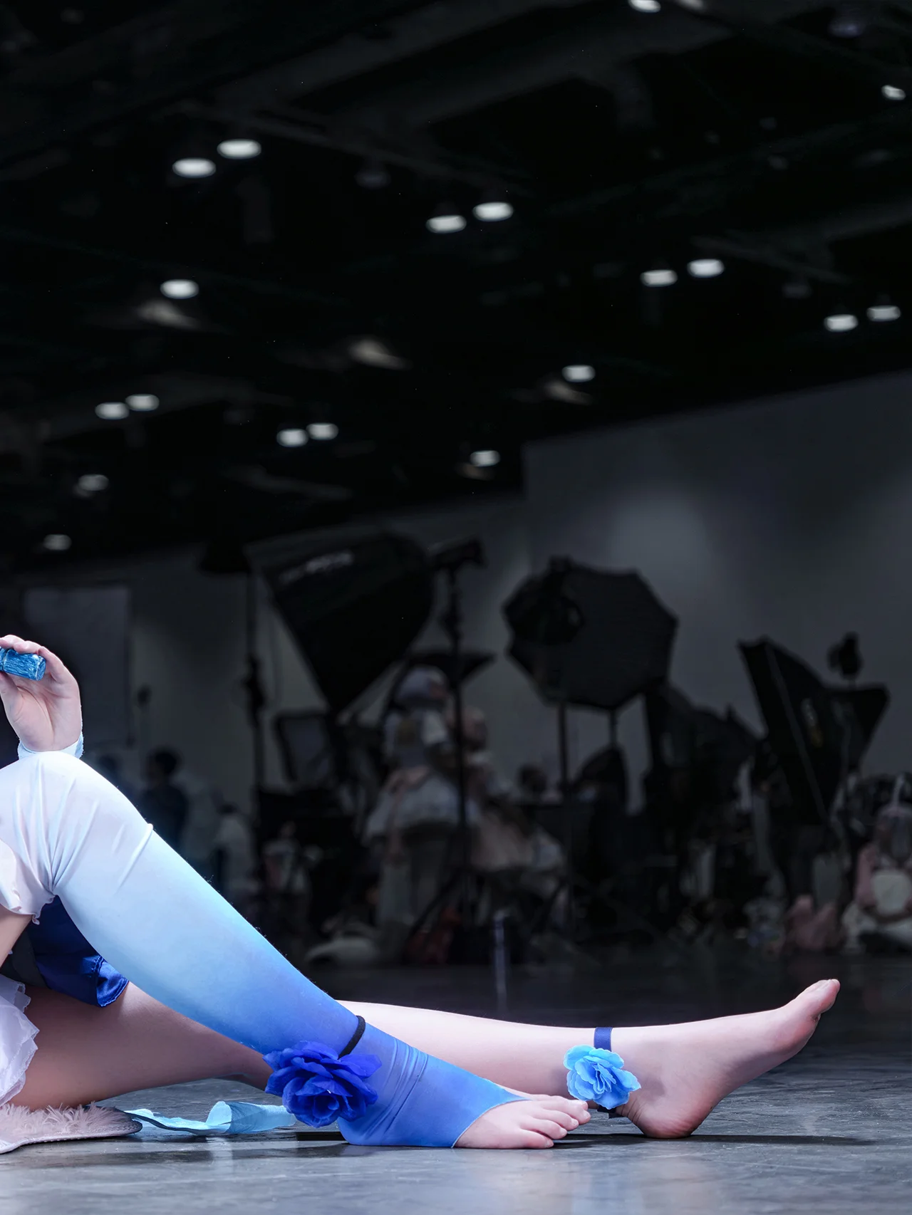 [Gongsun Li Cosplay] Honor of Kings Dance Among Flowers – Convention Moments of a Blue-Toned Rabbit-Eared Girl - Image 2