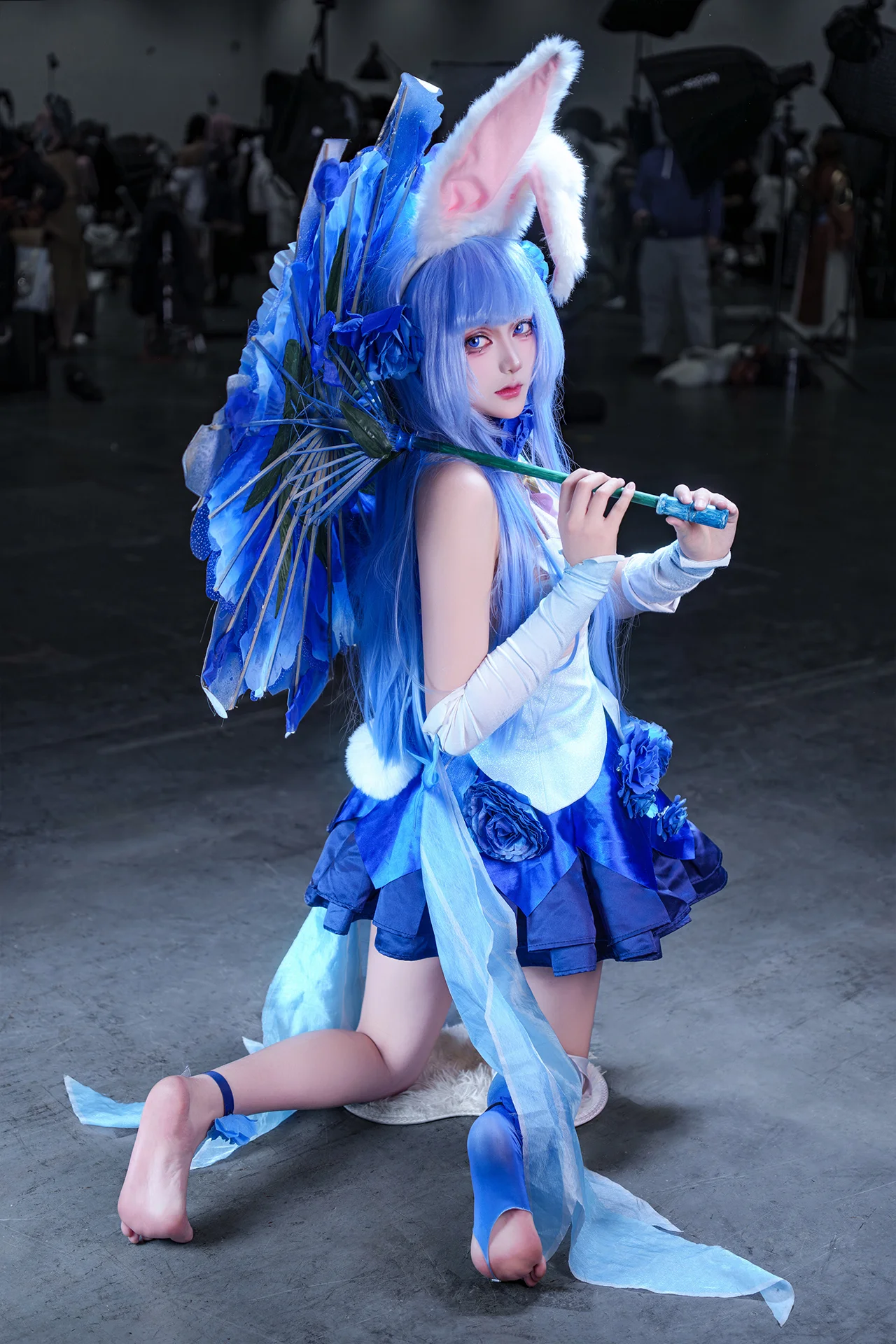 [Gongsun Li Cosplay] Honor of Kings Dance Among Flowers – Convention Moments of a Blue-Toned Rabbit-Eared Girl - Image 3