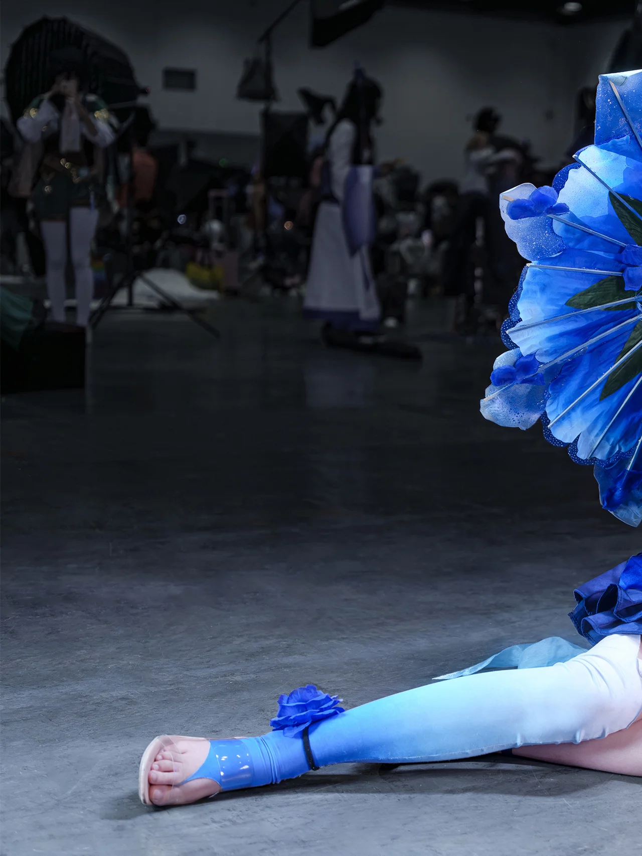 [Gongsun Li Cosplay] Honor of Kings Dance Among Flowers – Convention Moments of a Blue-Toned Rabbit-Eared Girl - Image 4