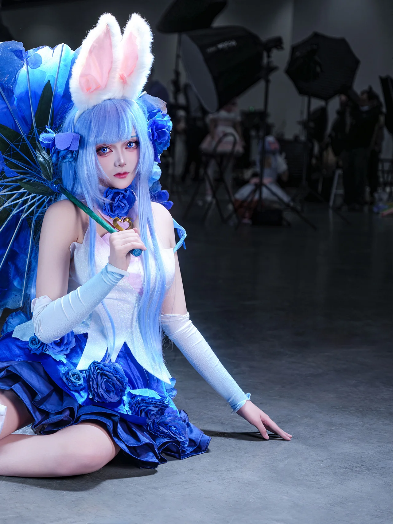 [Gongsun Li Cosplay] Honor of Kings Dance Among Flowers – Convention Moments of a Blue-Toned Rabbit-Eared Girl - Image 5