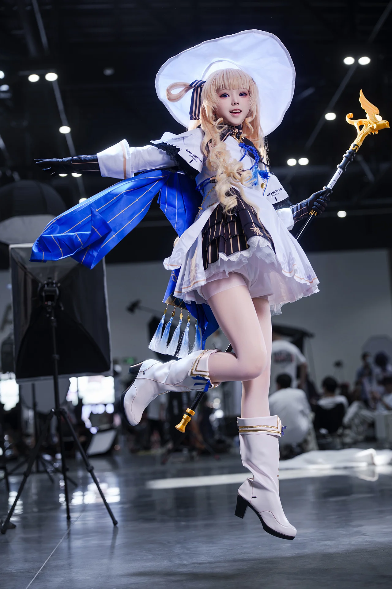 【菲比cos】鸣潮里的纯白魔法，手持法杖的治愈系时刻 - 第 2 张