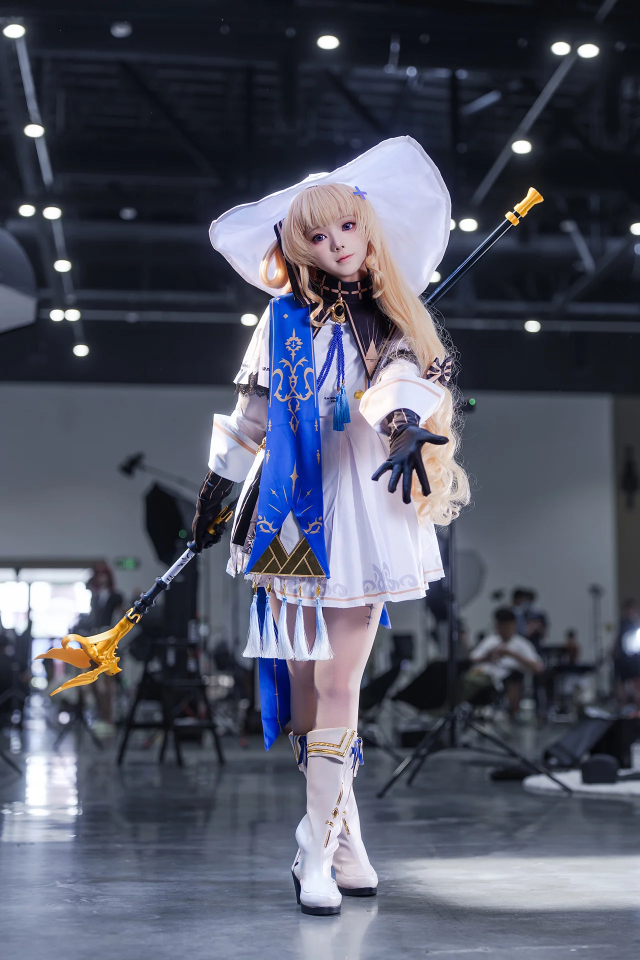 【菲比cos】鸣潮里的纯白魔法，手持法杖的治愈系时刻 - 第 3 张