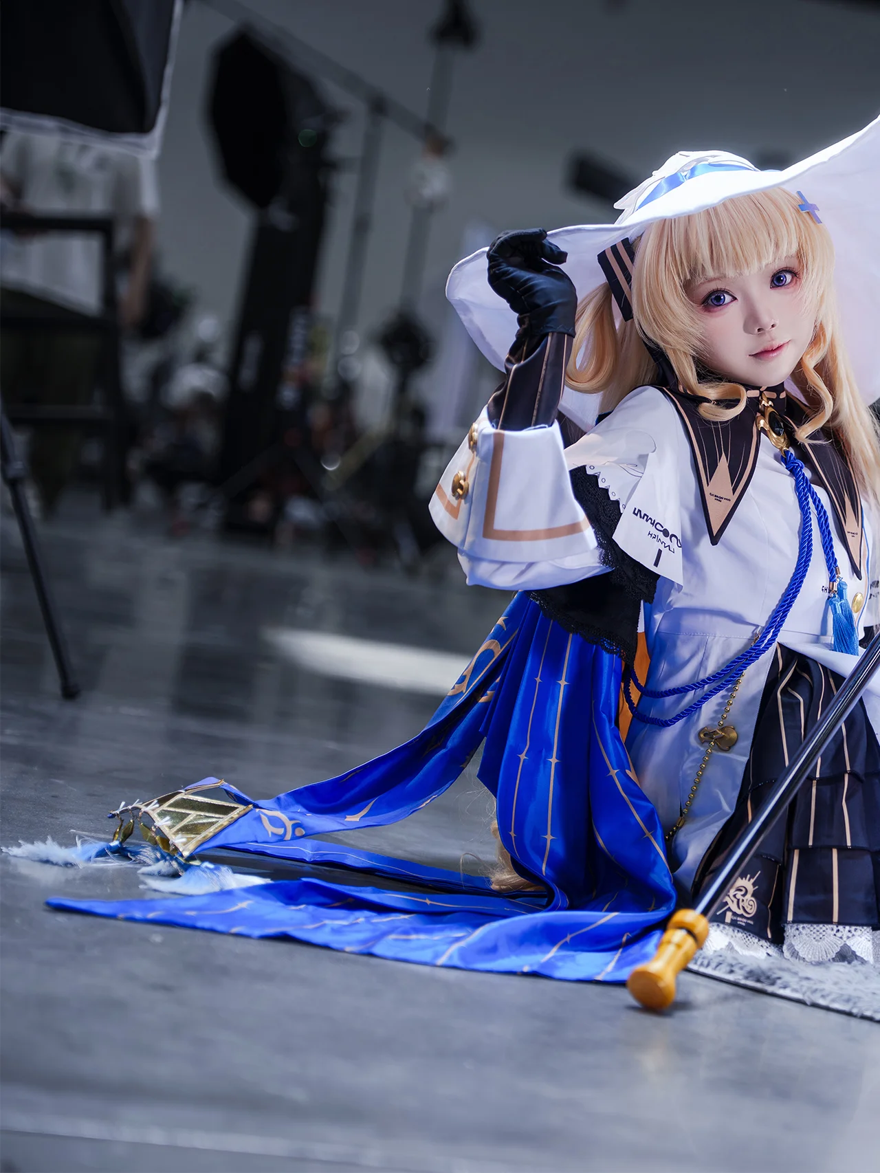 【フィービー コスプレ】鳴潮に登場する純白の魔法使い、ブース前の躍動感あふれる一瞬 - 1 枚目