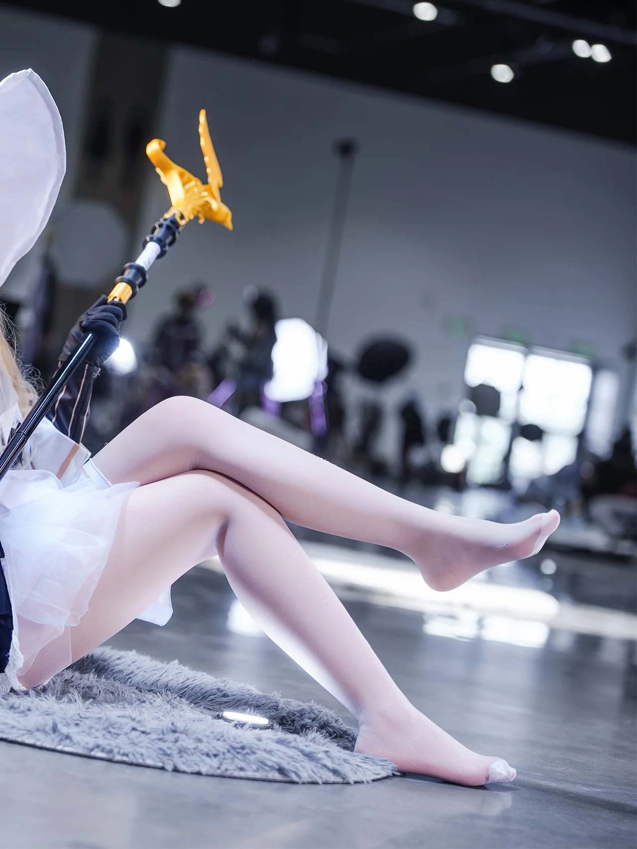 【フィービー コスプレ】鳴潮に登場する純白の魔法使い、ブース前の躍動感あふれる一瞬 - 2 枚目