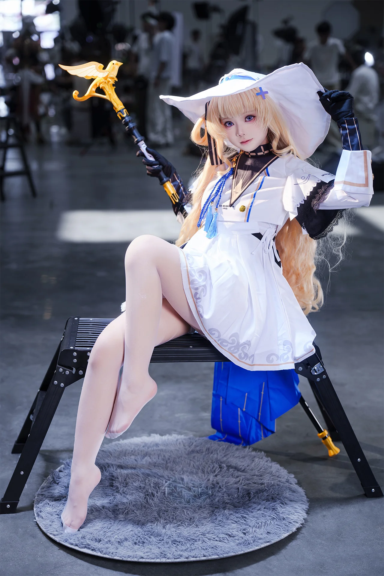 【フィービー コスプレ】鳴潮に登場する純白の魔法使い、ブース前の躍動感あふれる一瞬 - 3 枚目