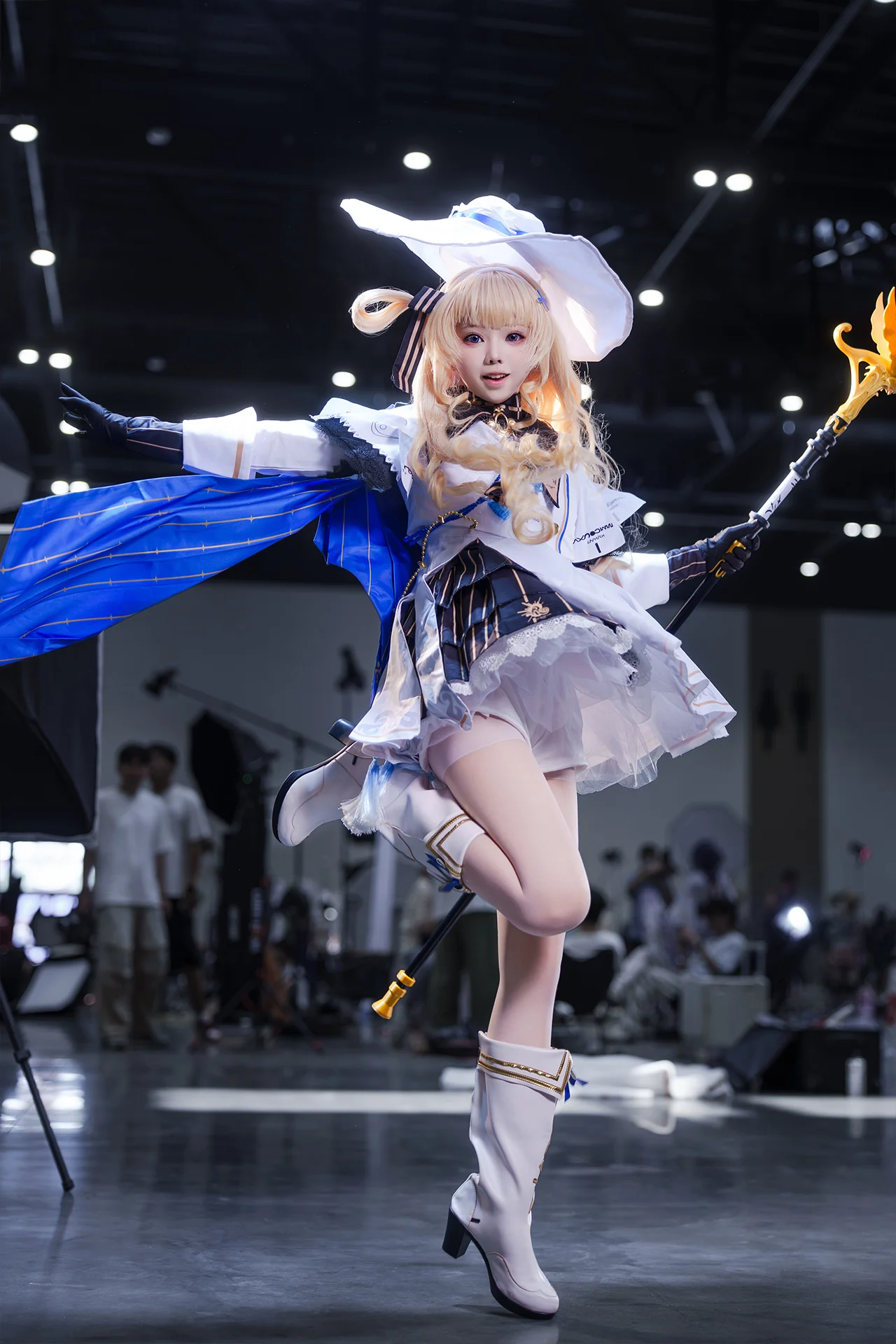 【フィービー コスプレ】鳴潮に登場する純白の魔法使い、ブース前の躍動感あふれる一瞬
