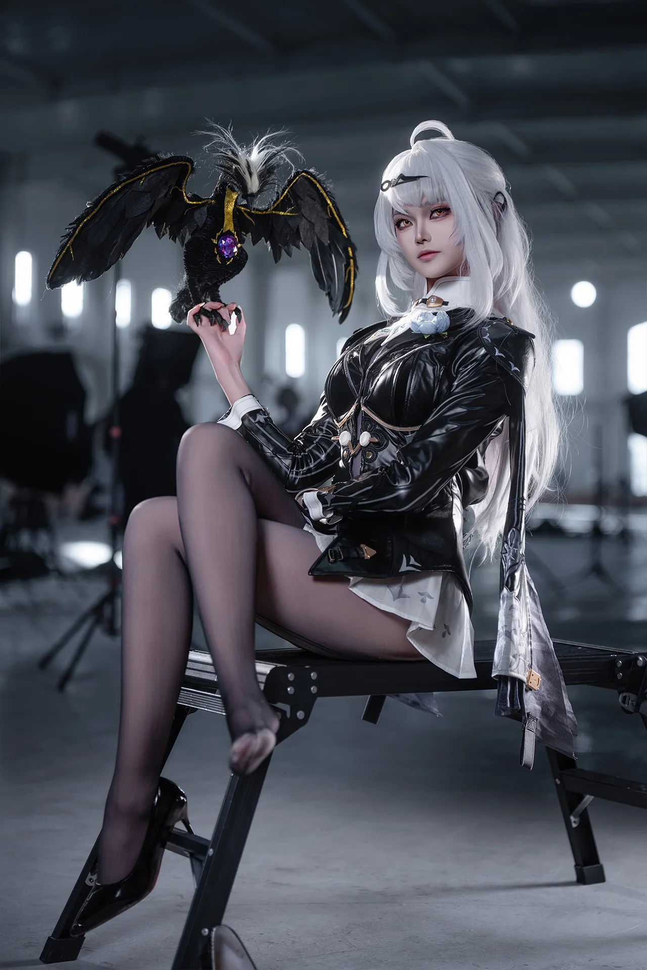 【仪玄cos】穿着这身漆皮夹克在棚里跟黑鸟道具较劲的一天 - 第 1 张
