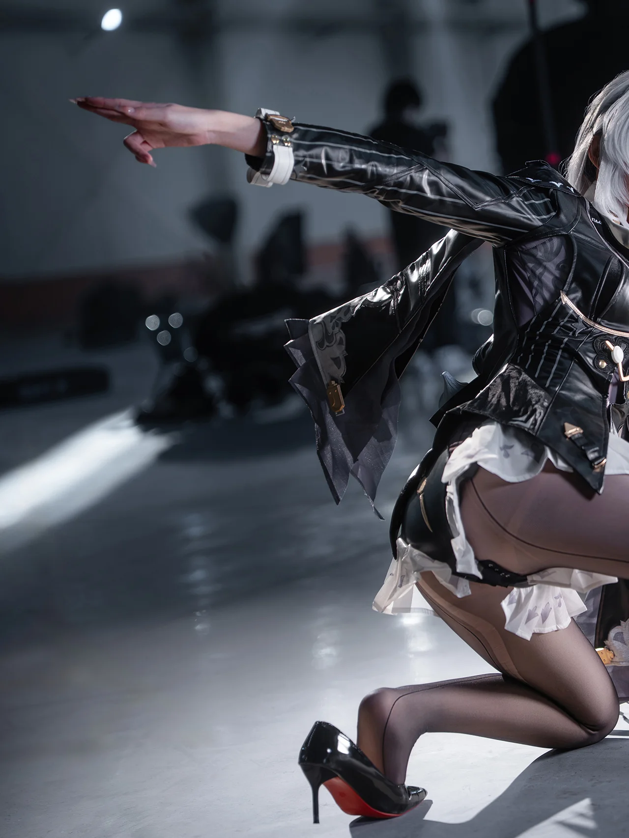 【仪玄cos】穿着这身漆皮夹克在棚里跟黑鸟道具较劲的一天 - 第 2 张