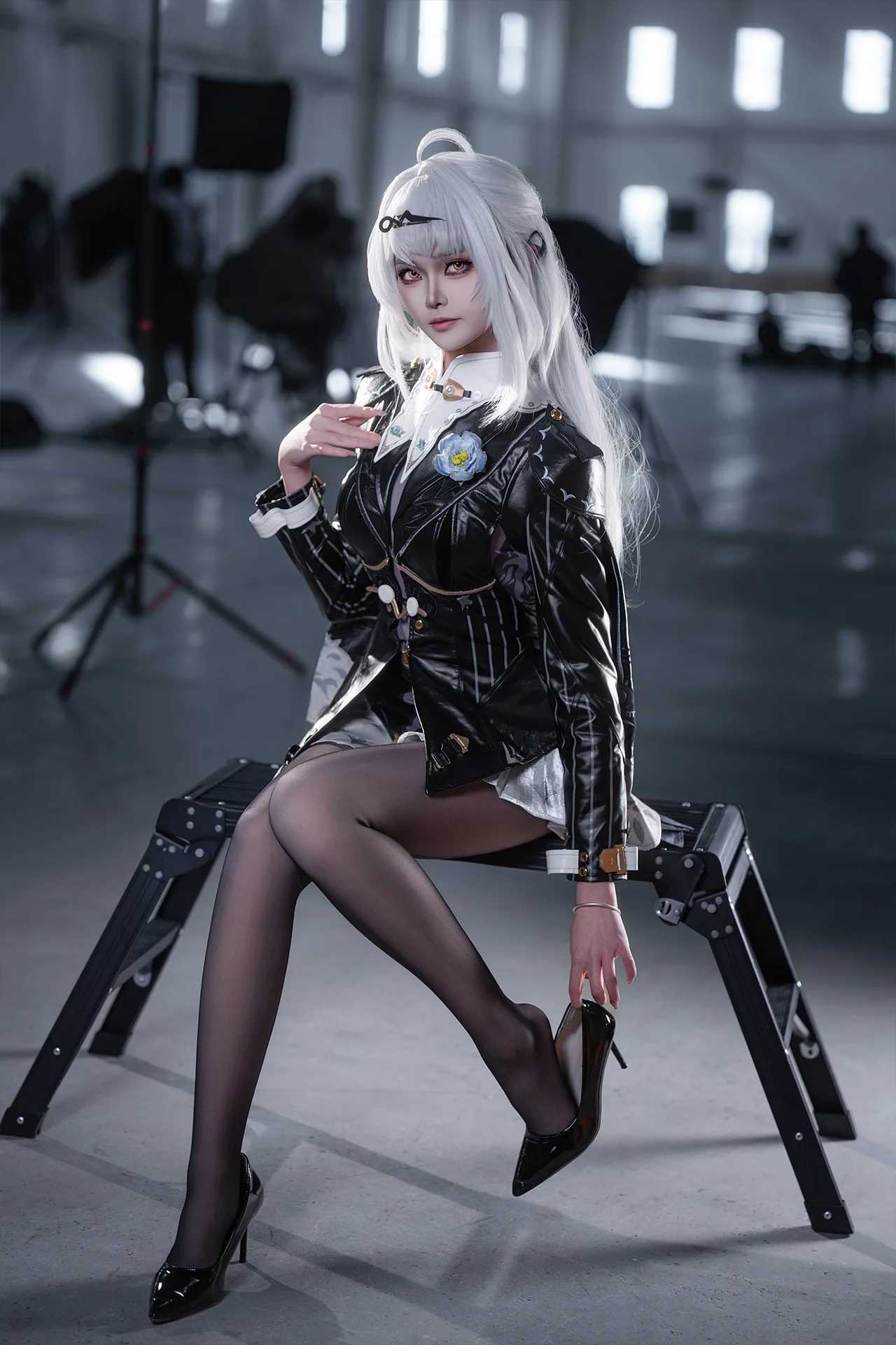 【仪玄cos】穿着这身漆皮夹克在棚里跟黑鸟道具较劲的一天 - 第 4 张