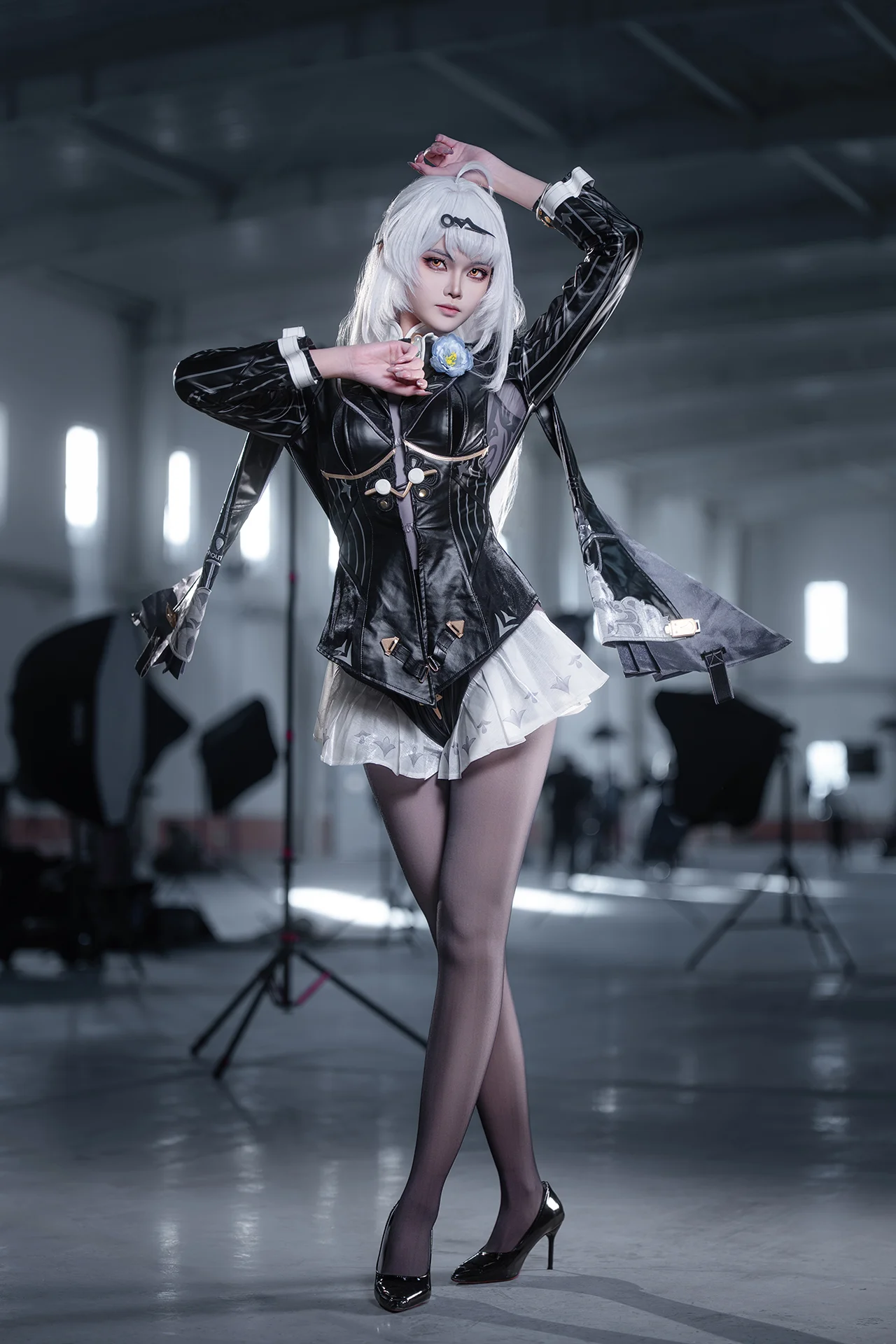 【仪玄cos】穿着这身漆皮夹克在棚里跟黑鸟道具较劲的一天 - 第 5 张
