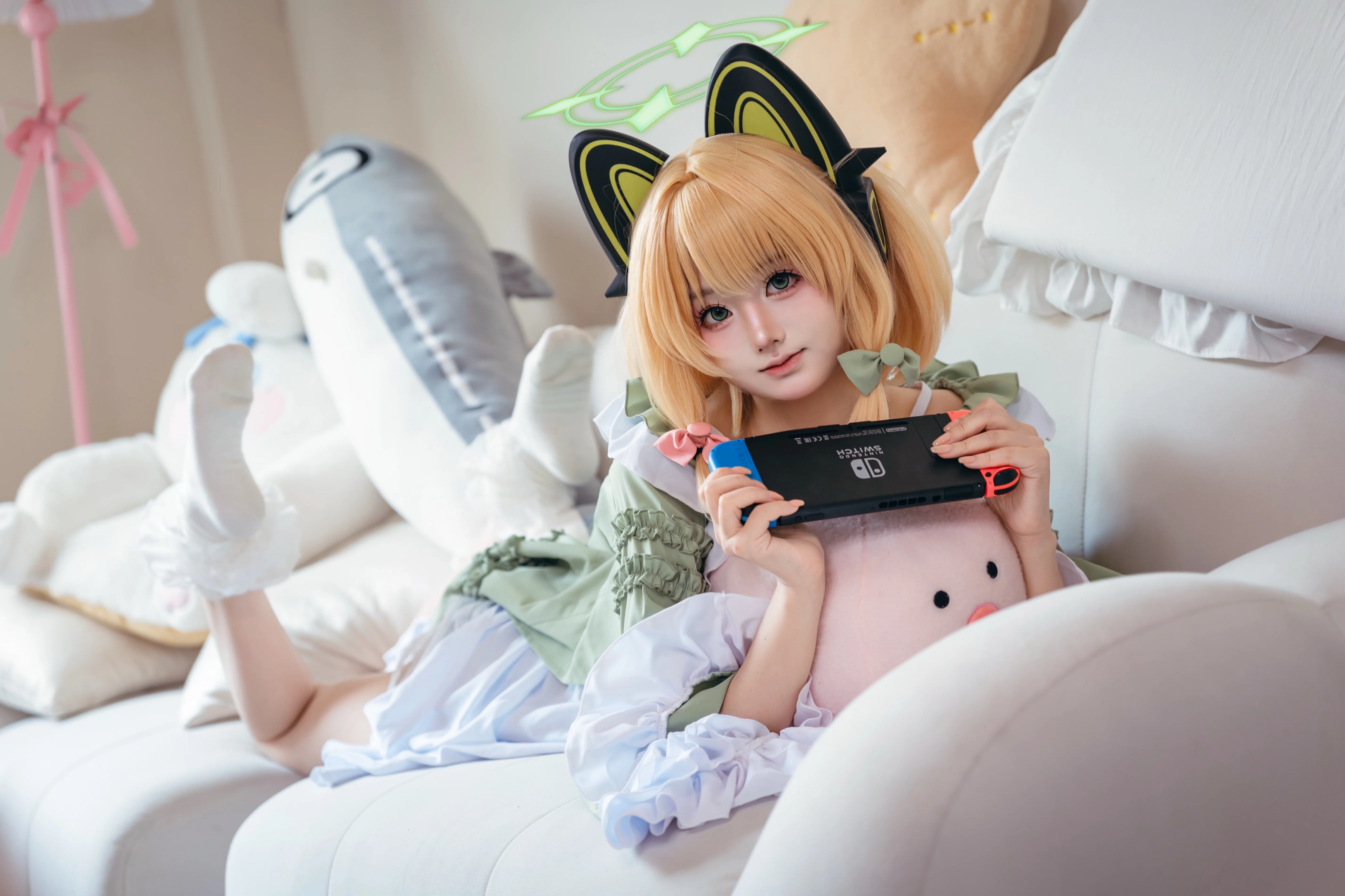 【才羽绿cos】游戏开发部的日常，坐在沙发上打Switch