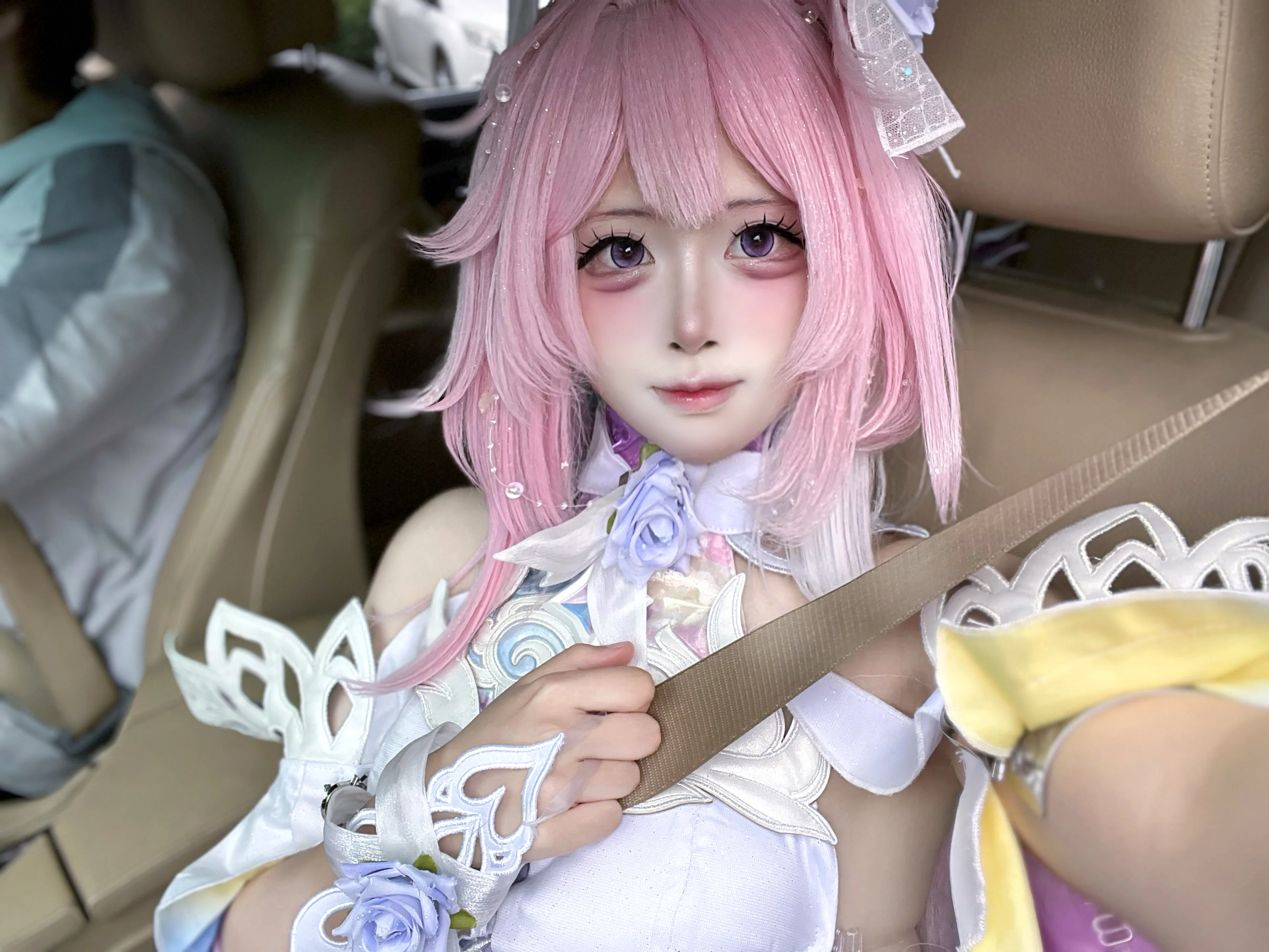 【キュレネ コスプレ】崩壊：スターレイル、ピンク髪少女の車内スナップ