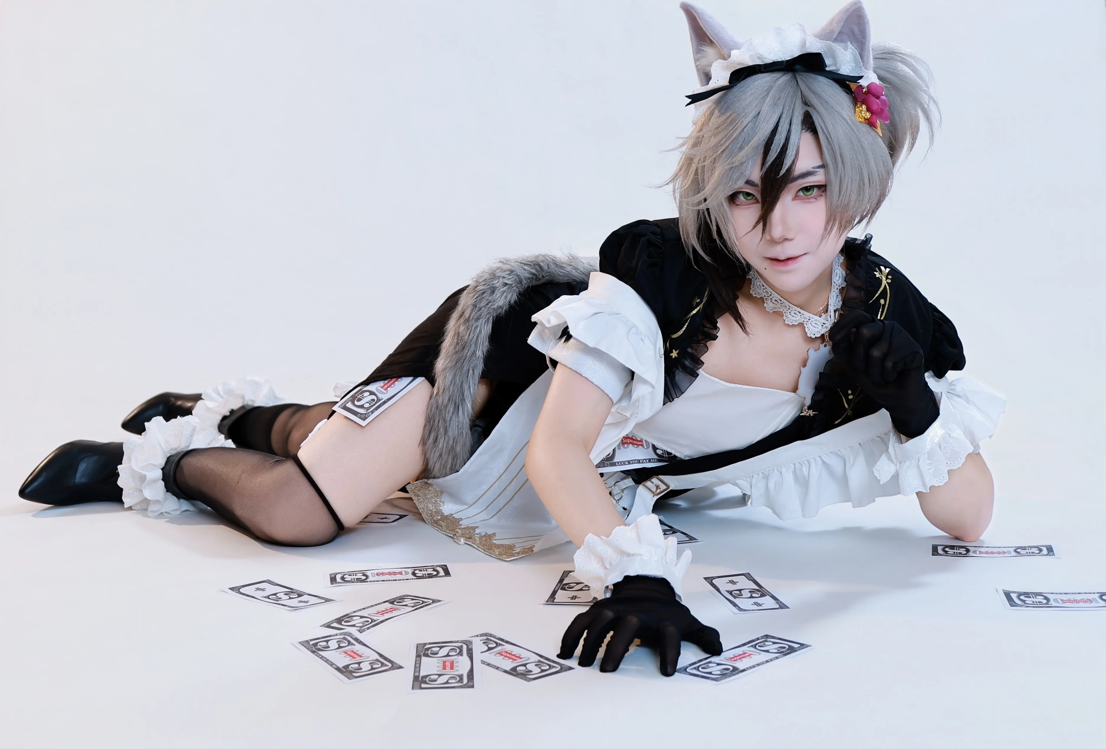 【黒白メイド服と猫耳、床に散らばるお札の小道具】