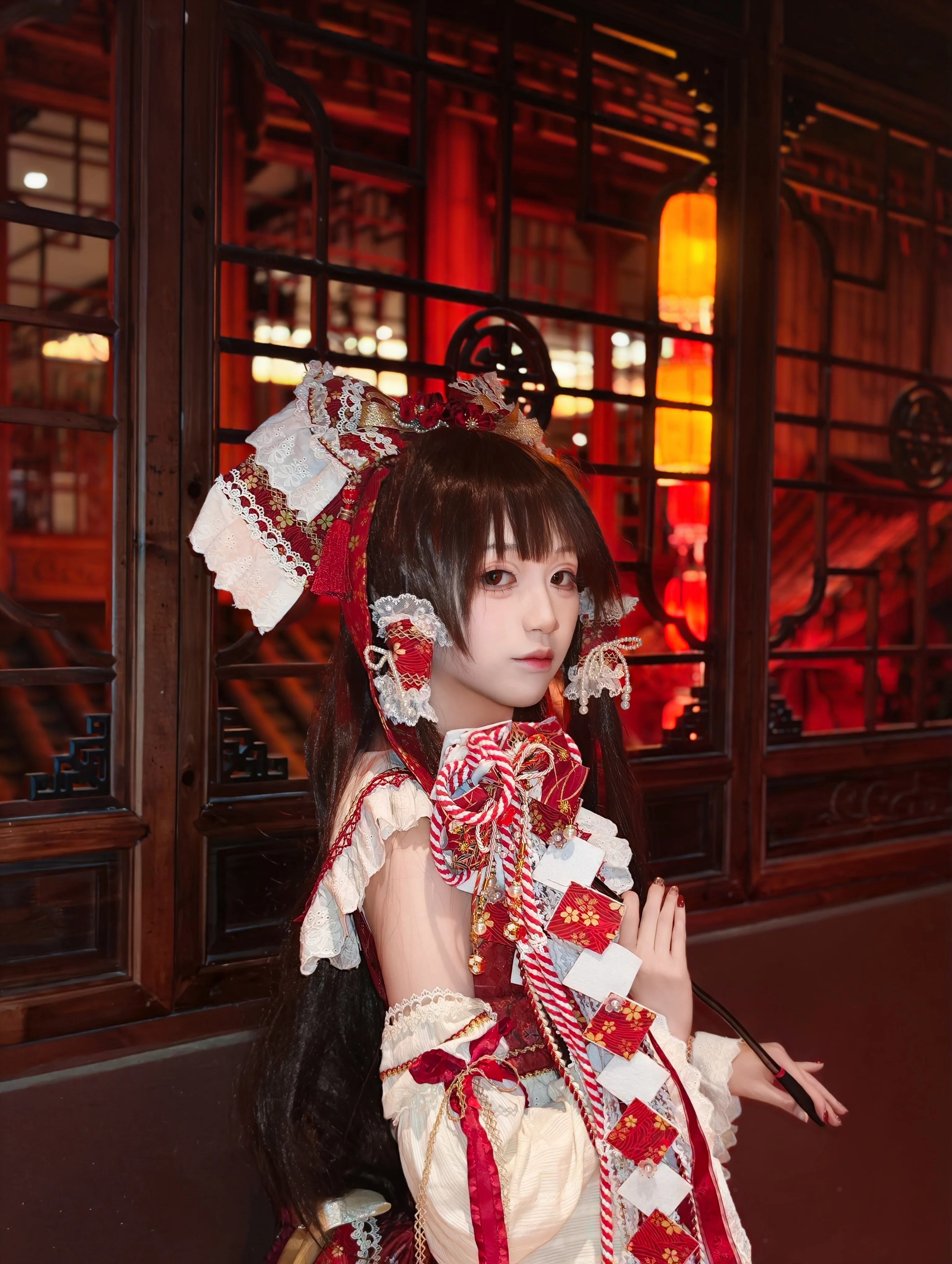 【博丽灵梦cos】红灯笼与木窗下的夜景瞬间 - 第 1 张