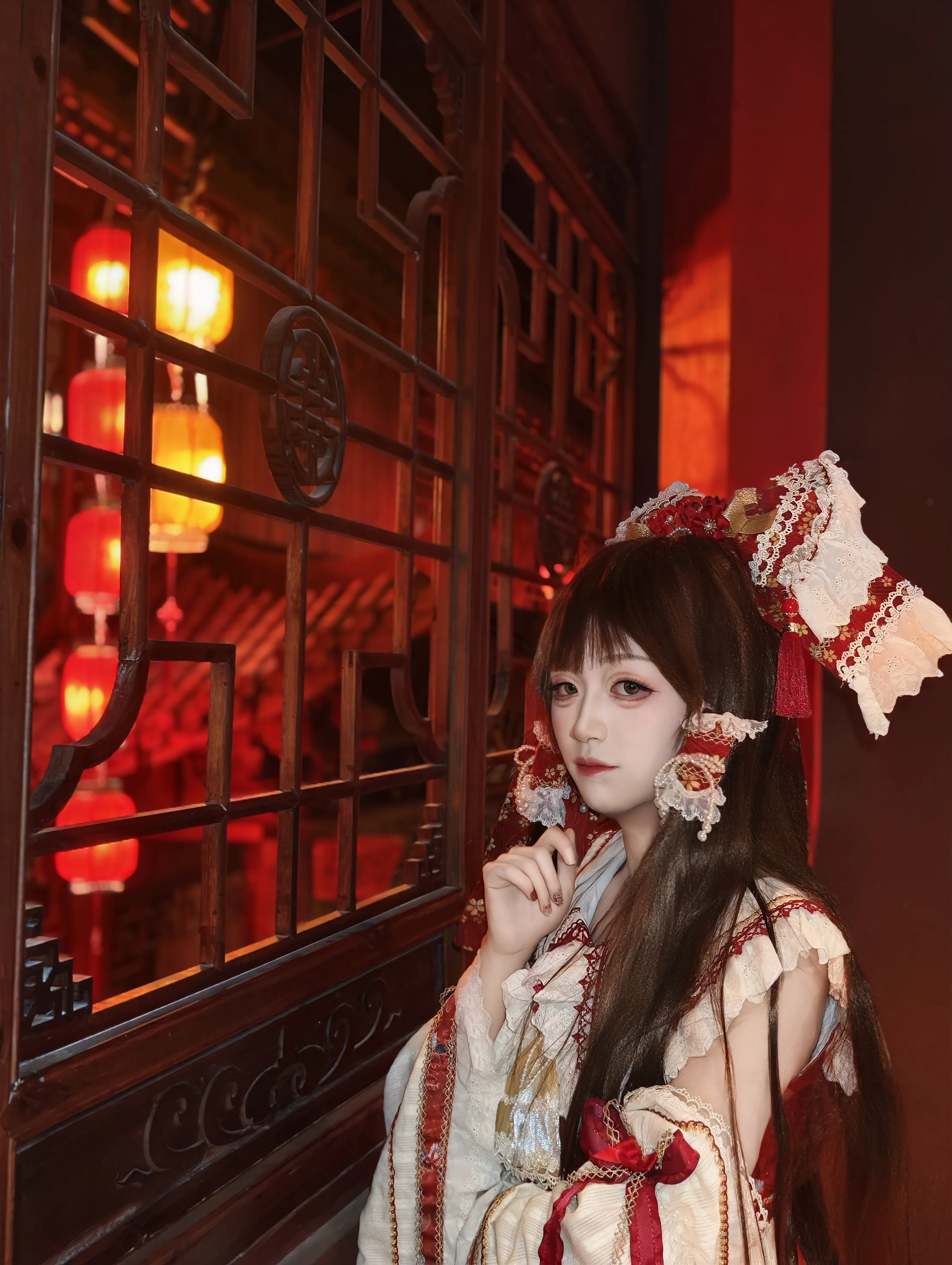 【博丽灵梦cos】红灯笼与木窗下的夜景瞬间 - 第 2 张