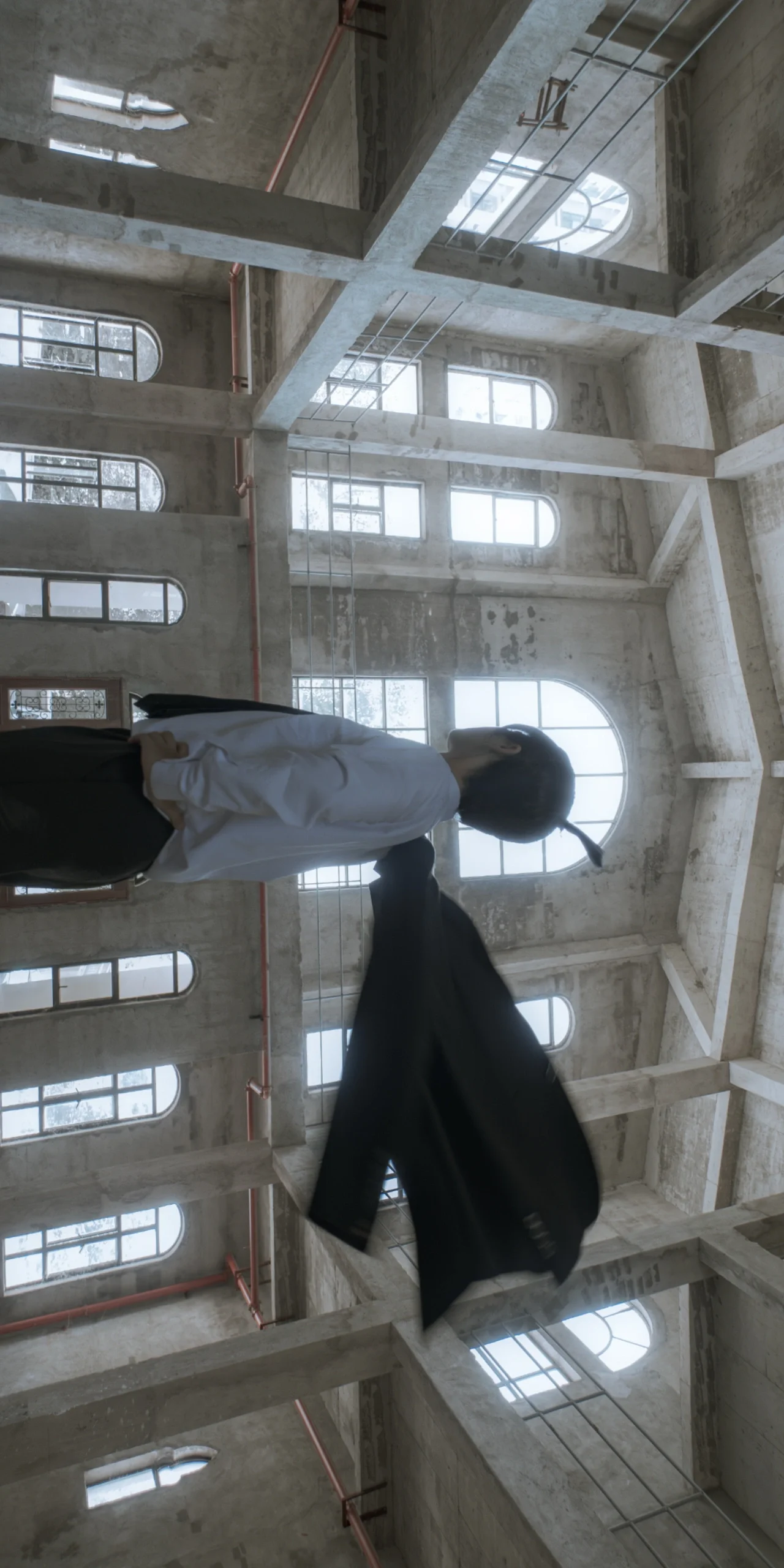 【早川秋cos】在梅州的旧建筑里，捕捉到属于他的沉静与压抑 - 第6张