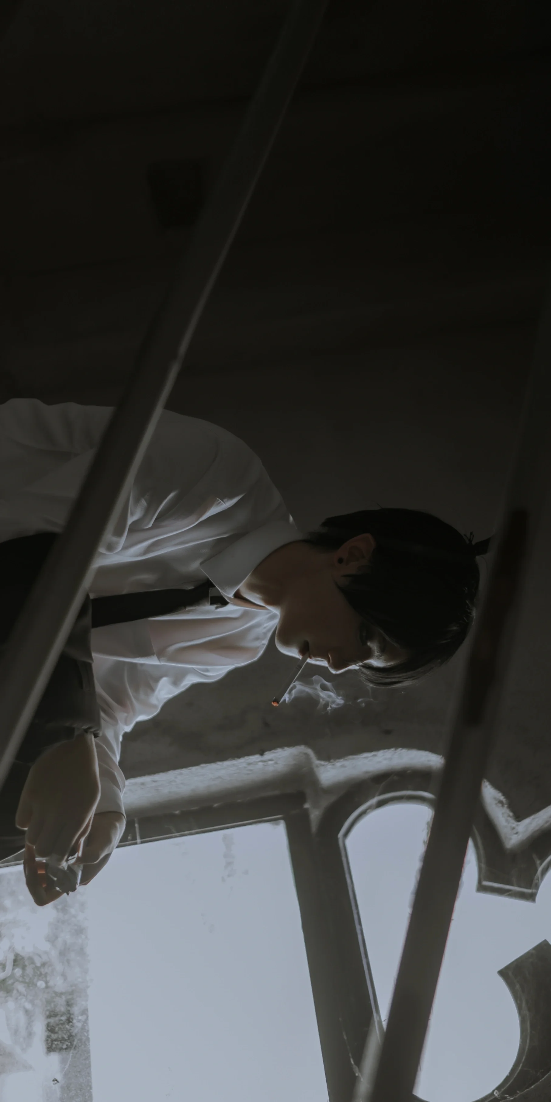 【早川秋cos】在梅州的旧建筑里，捕捉到属于他的沉静与压抑 - 第7张