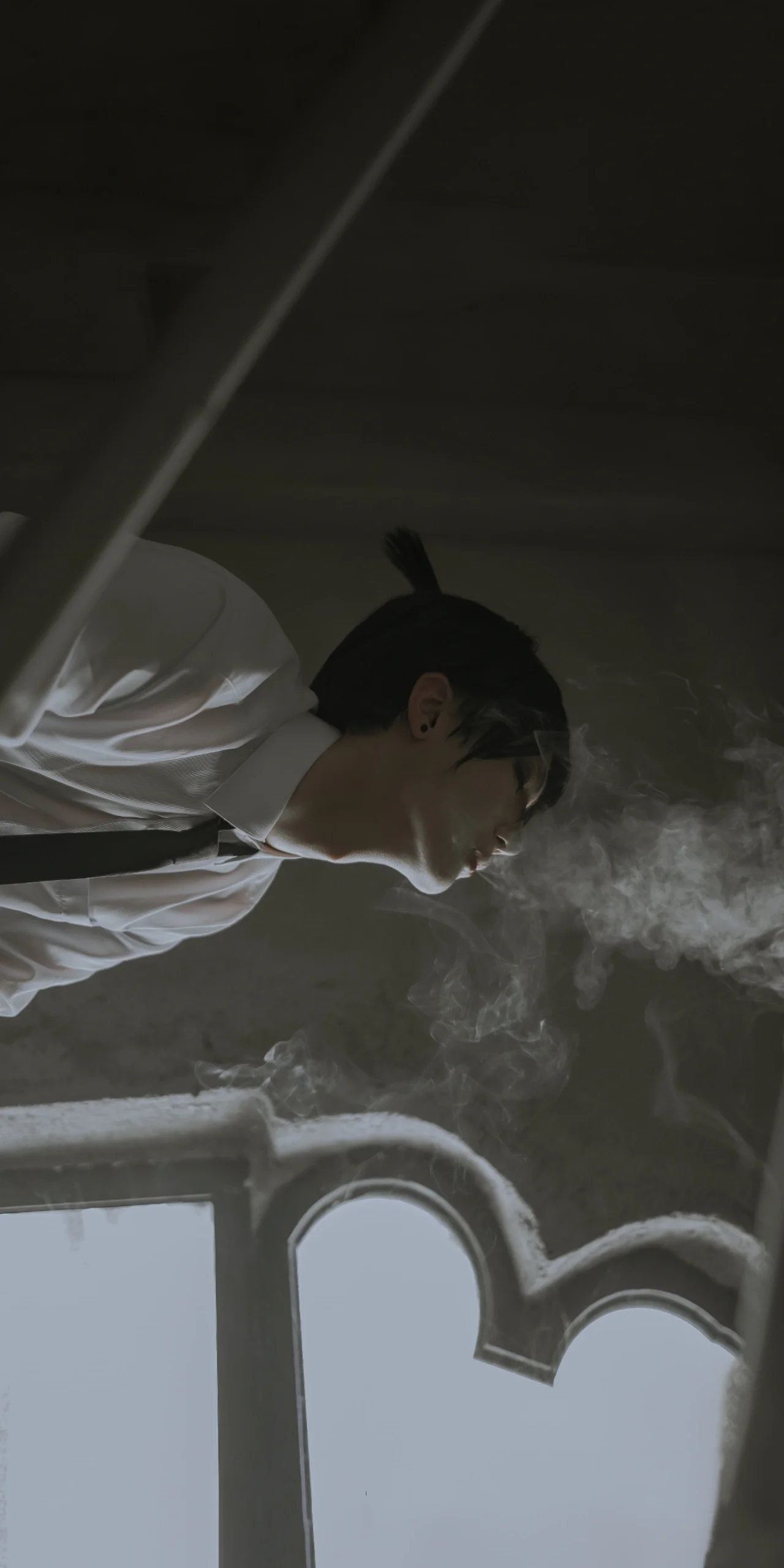 【早川秋cos】在梅州的旧建筑里，捕捉到属于他的沉静与压抑 - 第8张