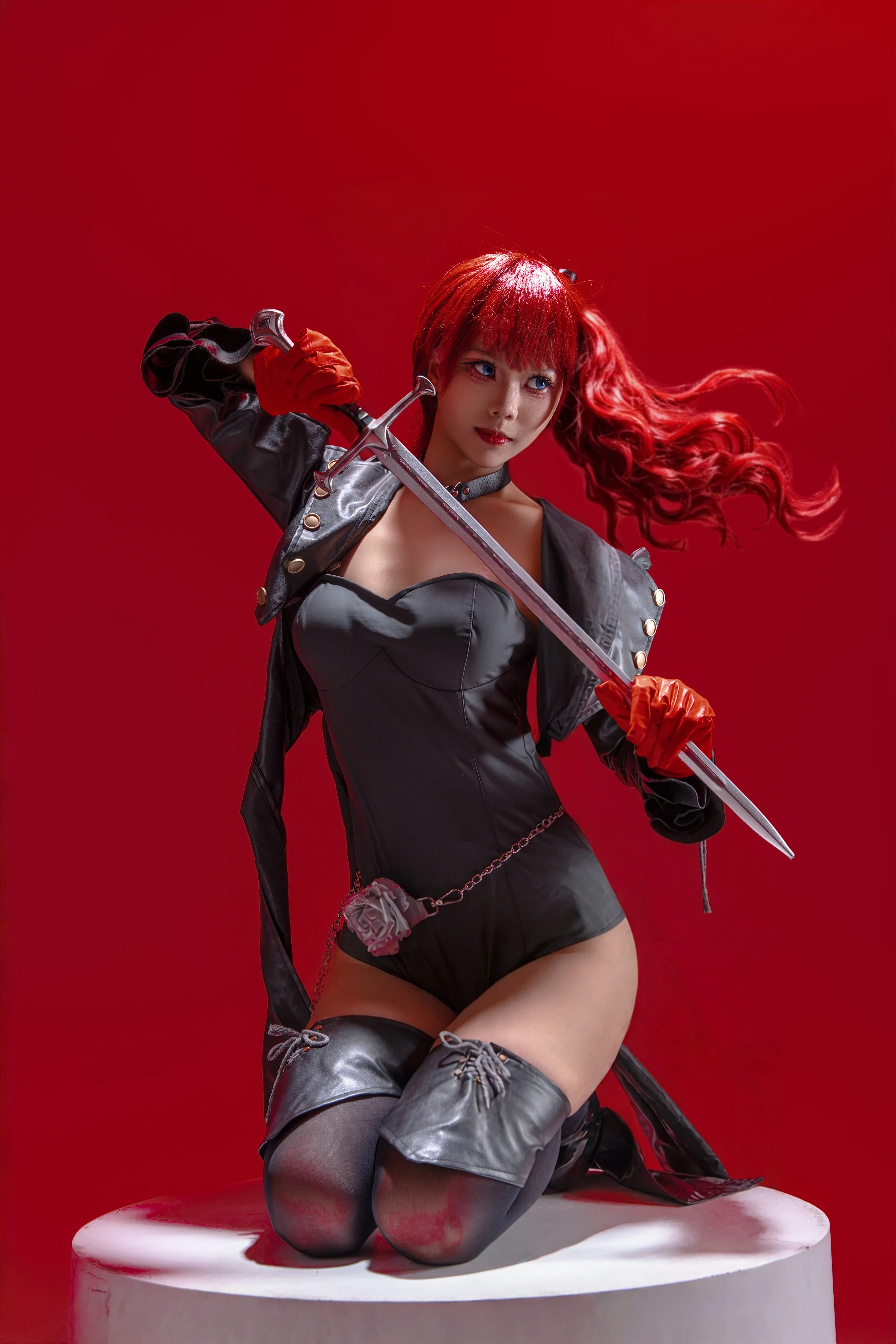 【芳澤かすみ コスプレ】ペルソナ5の赤髪の名探偵、剣を構える姿を再現