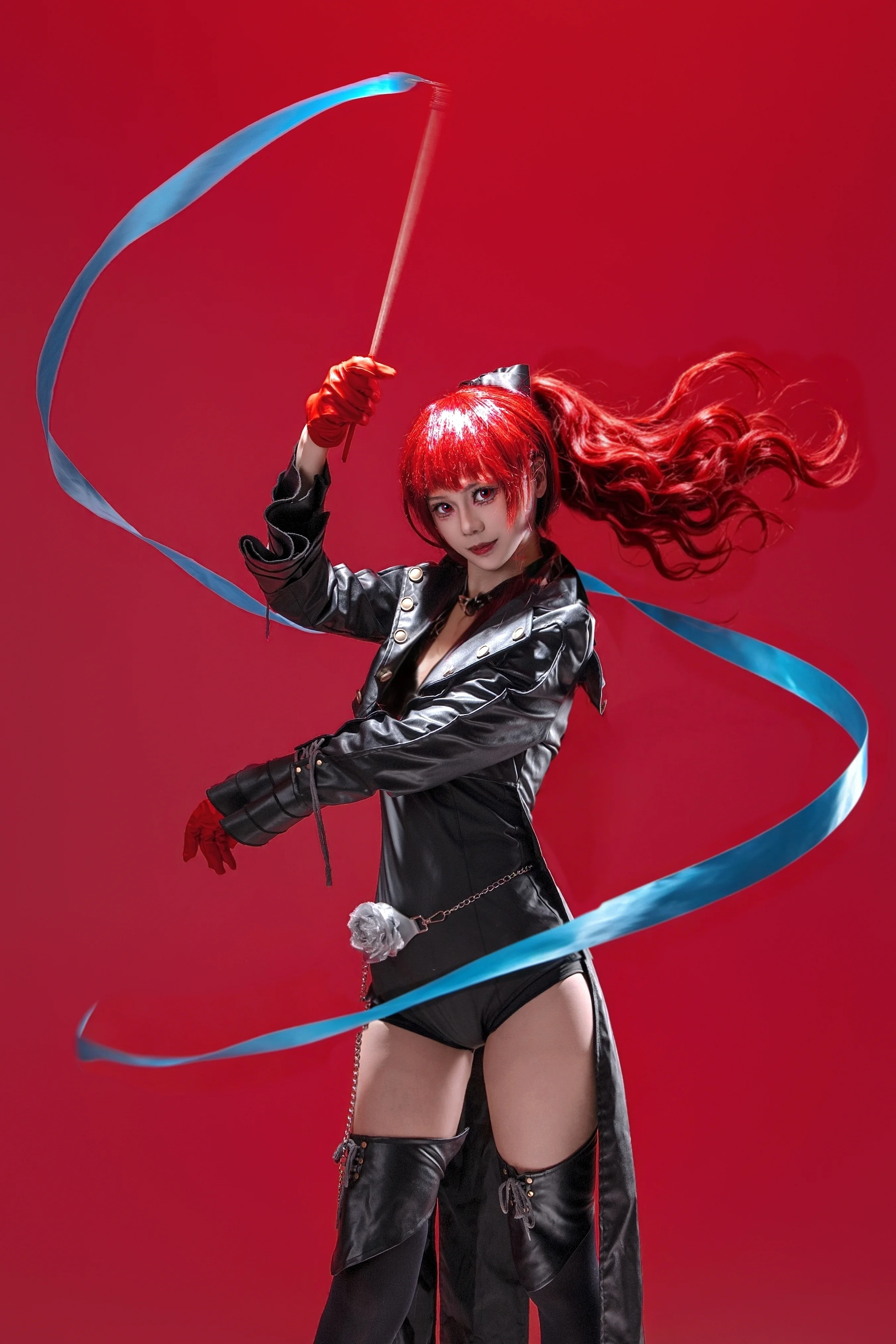 [Yoshizawa Kasumi cosplay] The Red-Haired Detective in Persona 5: Recreating the Sword-Holding Posture - Image 2