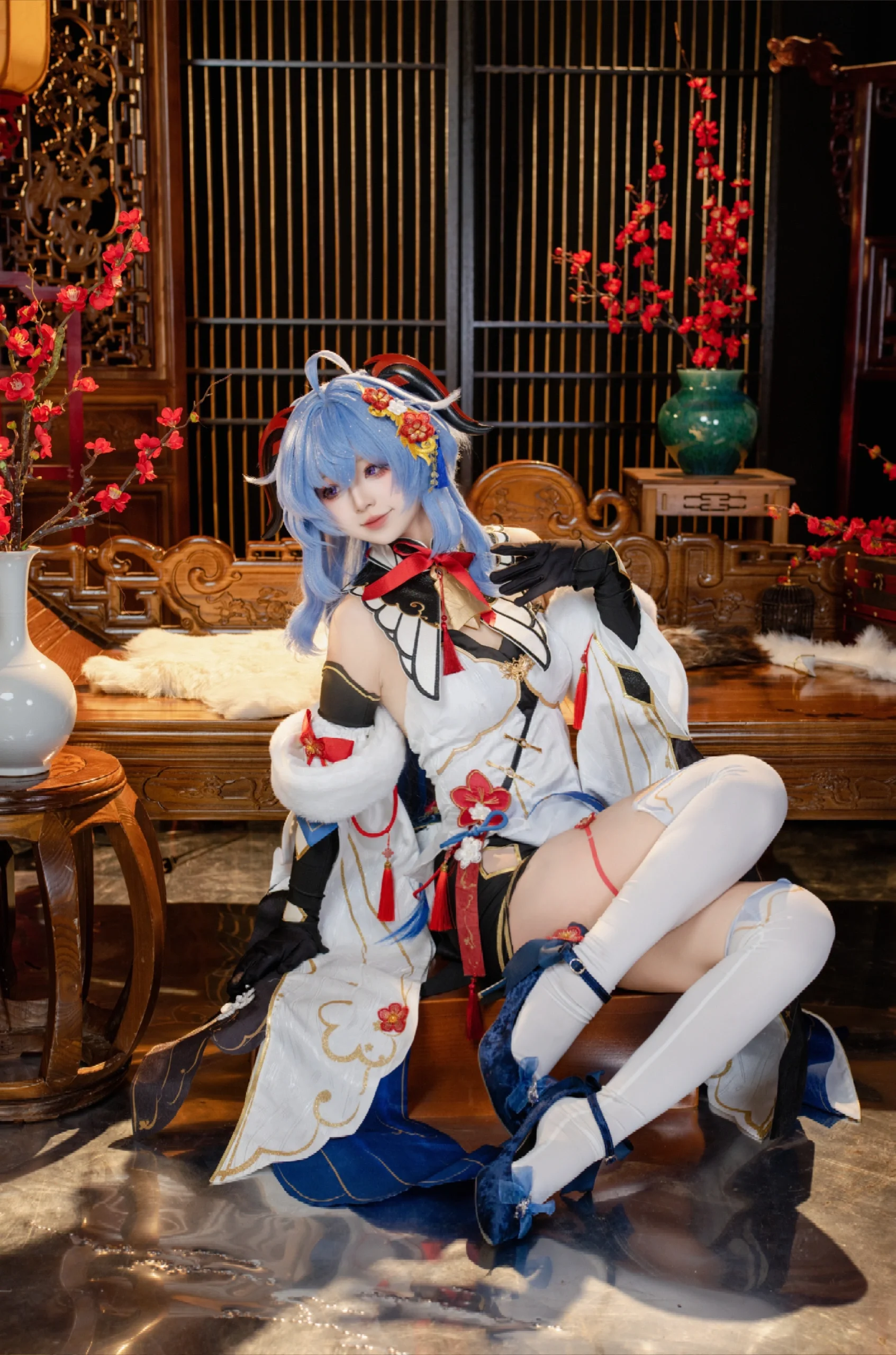 【甘雨cos】雪中红梅，倚梅回首踏雪寻梅 - 第 1 张
