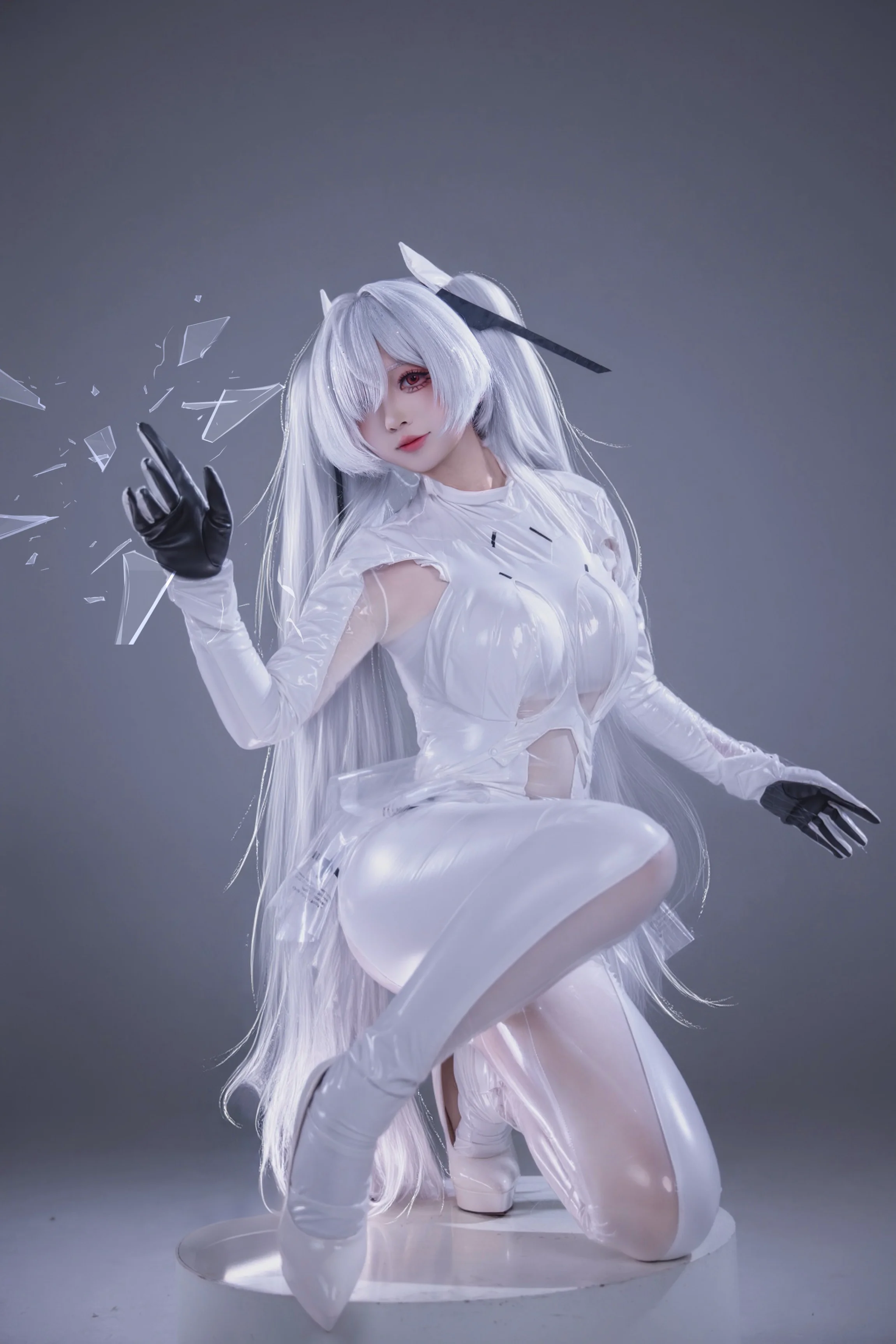 【勝利女神灰姑娘cos】純白膠衣下的機械優雅 - 第 1 張