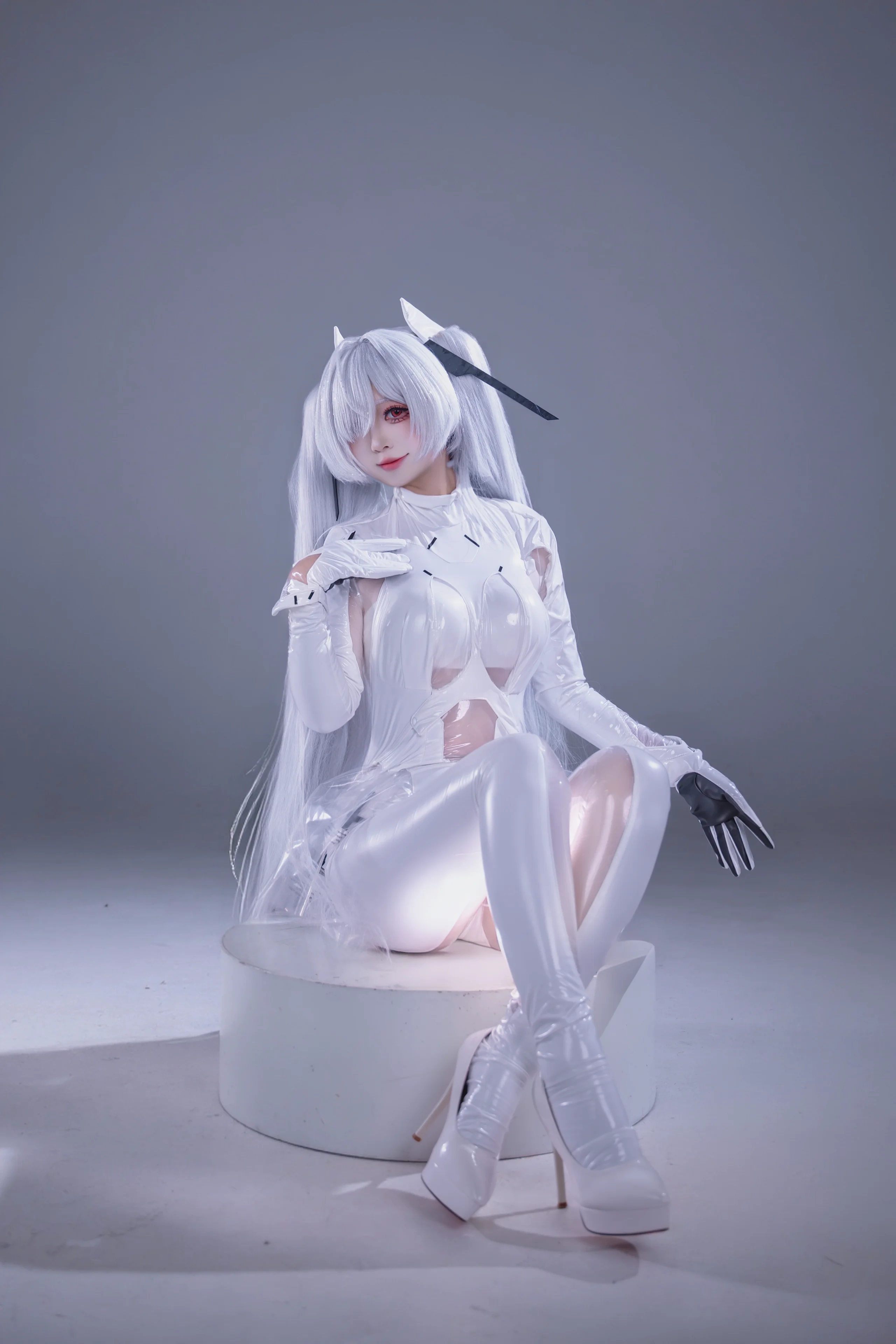 【灰姑娘cos】胜利女神Nikke的纯白极简美学 - 第2张