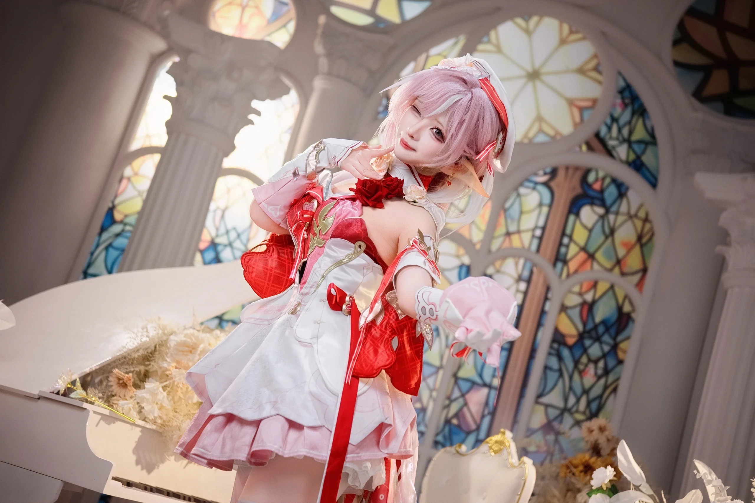 【爱莉希雅cos】崩坏3里的粉色妖精与彩绘玻璃窗 - 第 1 张