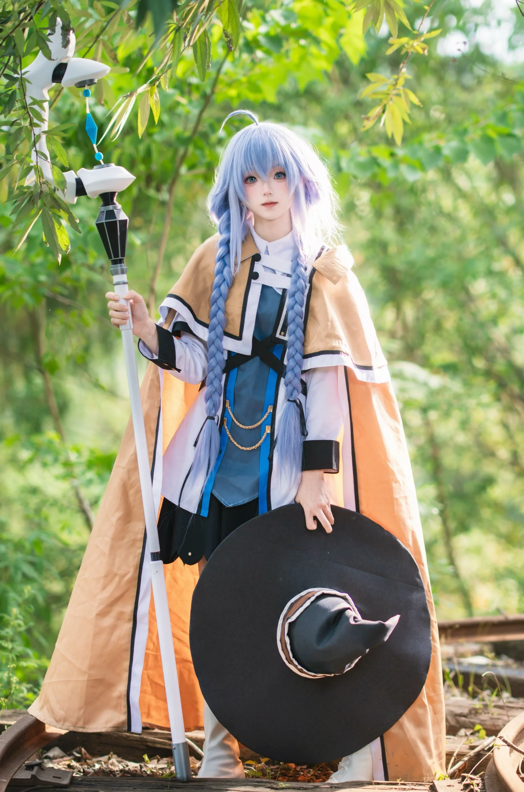 【洛琪希cos】在鐵軌與綠野間邂逅的藍色魔法師 - 第 6 張