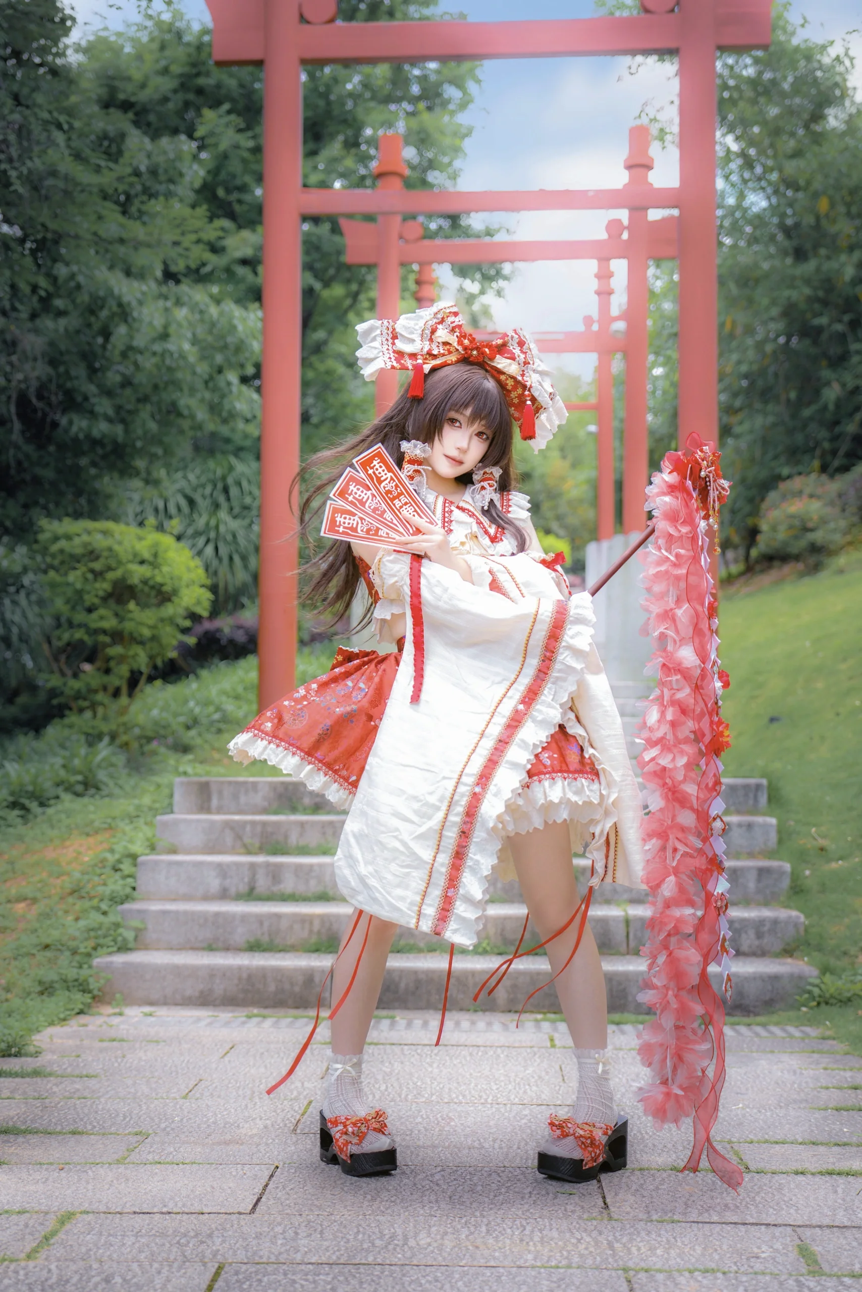 [Reimu Hakurei Cosplay] The Shrine Maiden Under the Vermilion Torii Gate, Banishing Spirits with Talismans