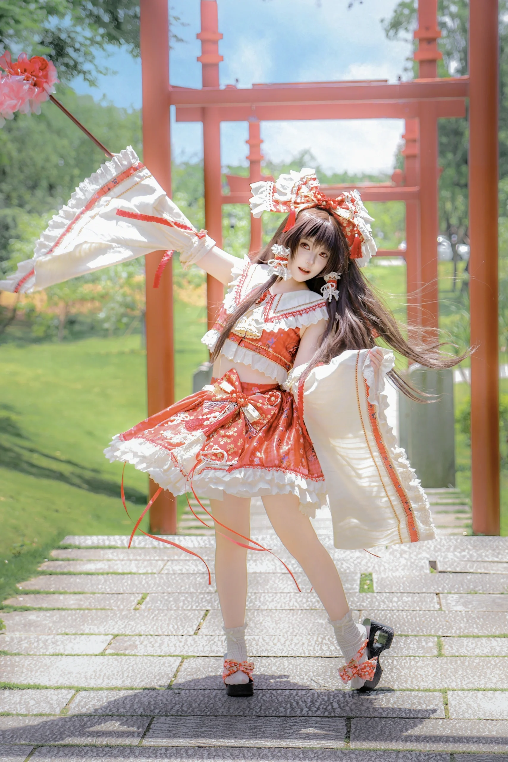 [Reimu Hakurei Cosplay] The Shrine Maiden Under the Vermilion Torii Gate, Banishing Spirits with Talismans - Image 3